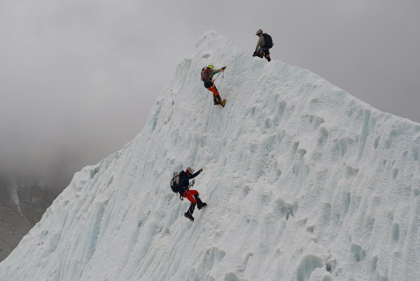 Photos show climbers attempting to scale Mount Everest despite increasing challenges | iNFOnews.ca
