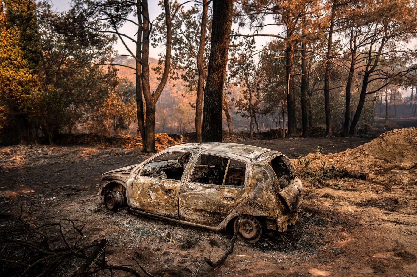 Southern Europe burns as 3 firefighters die and France battles blaze 4 times the size of Paris | iNFOnews.ca Southern Europe burns as 3 firefighters die and France battles blaze 4 times the size of Paris | iNFOnews.ca