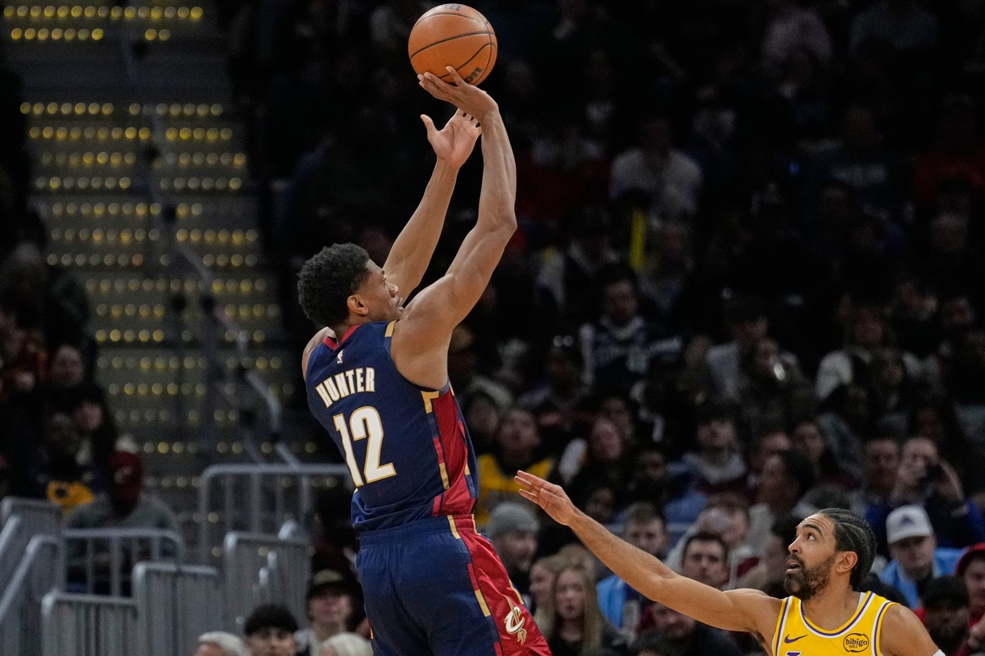 Lakers acquire 3-point shooter Luke Kennard from busy Hawks for point guard Gabe Vincent | iNFOnews.ca