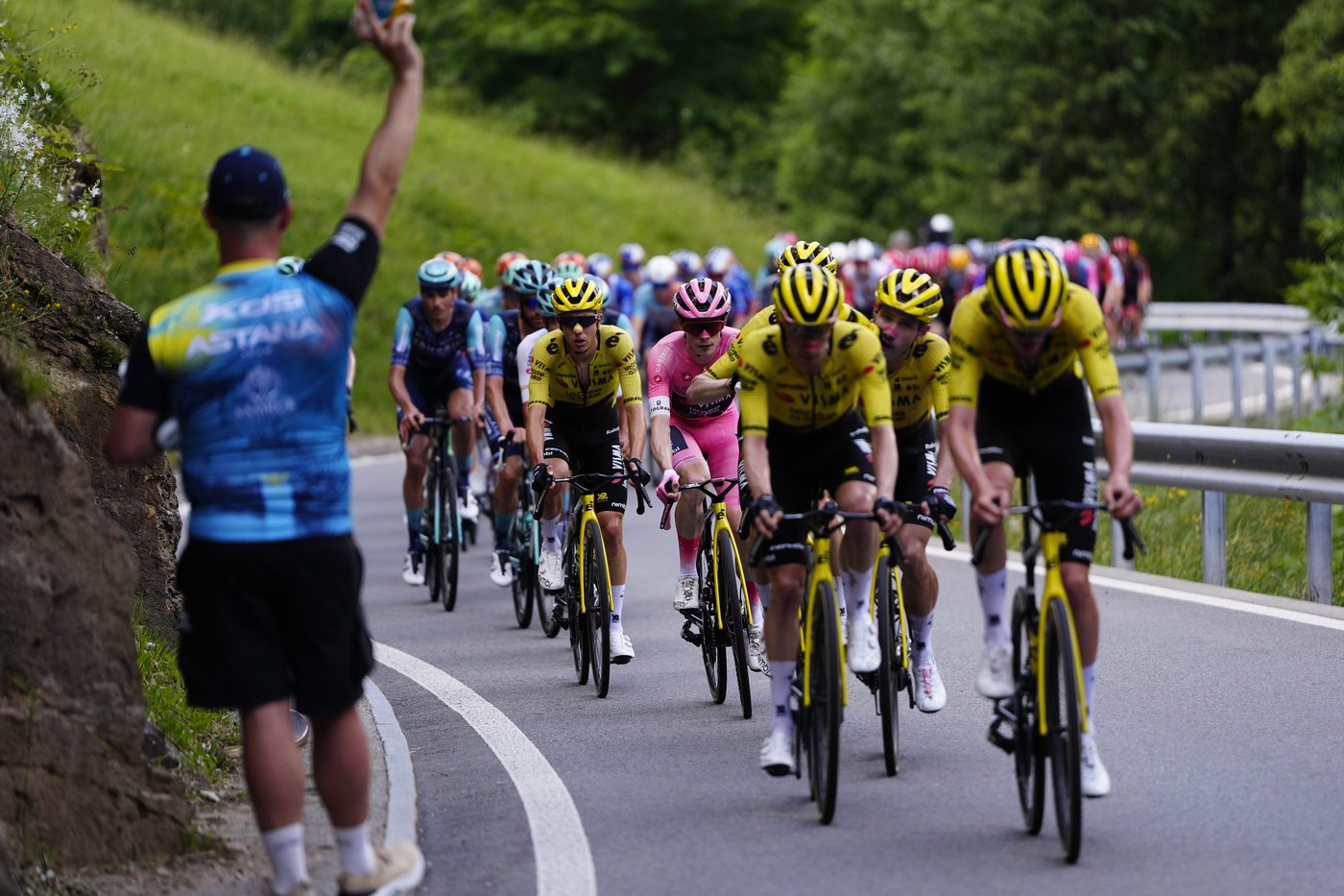 Jonas Vingegaard storms to a fourth Giro summit win, stretching his lead past 4 minutes | iNFOnews.ca