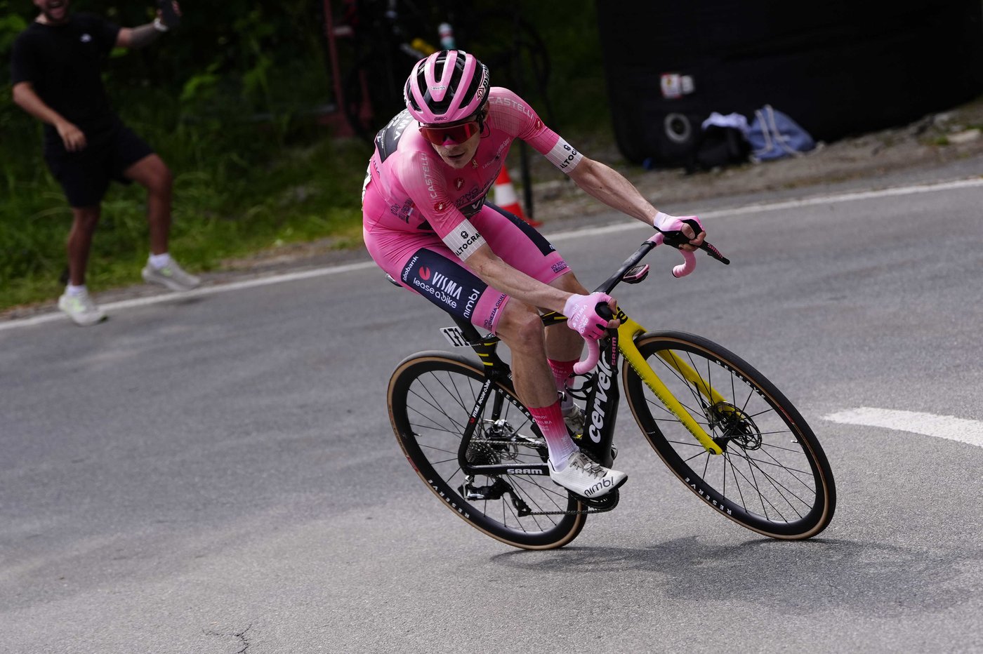 Jonas Vingegaard storms to a fourth Giro summit win, stretching his lead past 4 minutes | iNFOnews.ca