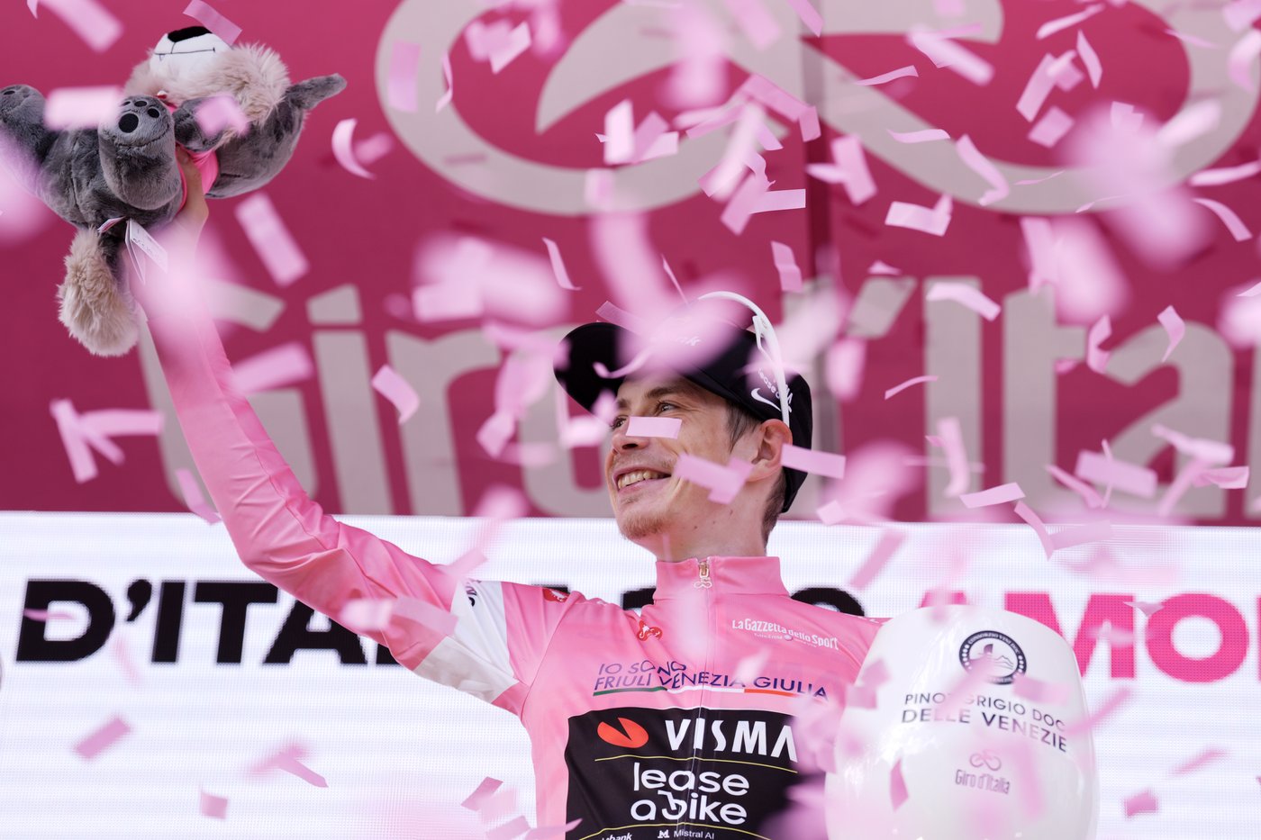 Jonas Vingegaard storms to a fourth Giro summit win, stretching his lead past 4 minutes | iNFOnews.ca