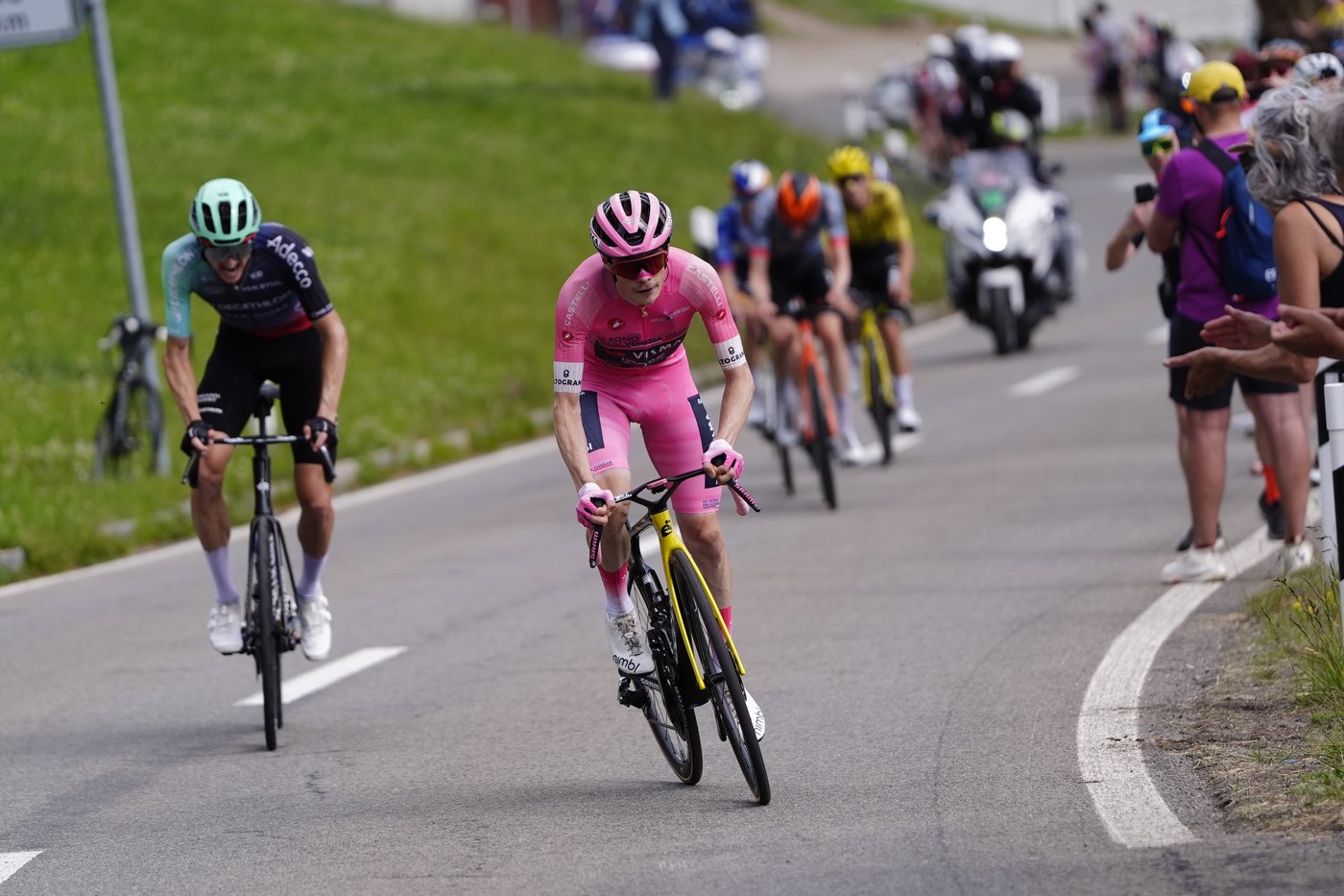 Jonas Vingegaard storms to a fourth Giro summit win, stretching his lead past 4 minutes | iNFOnews.ca