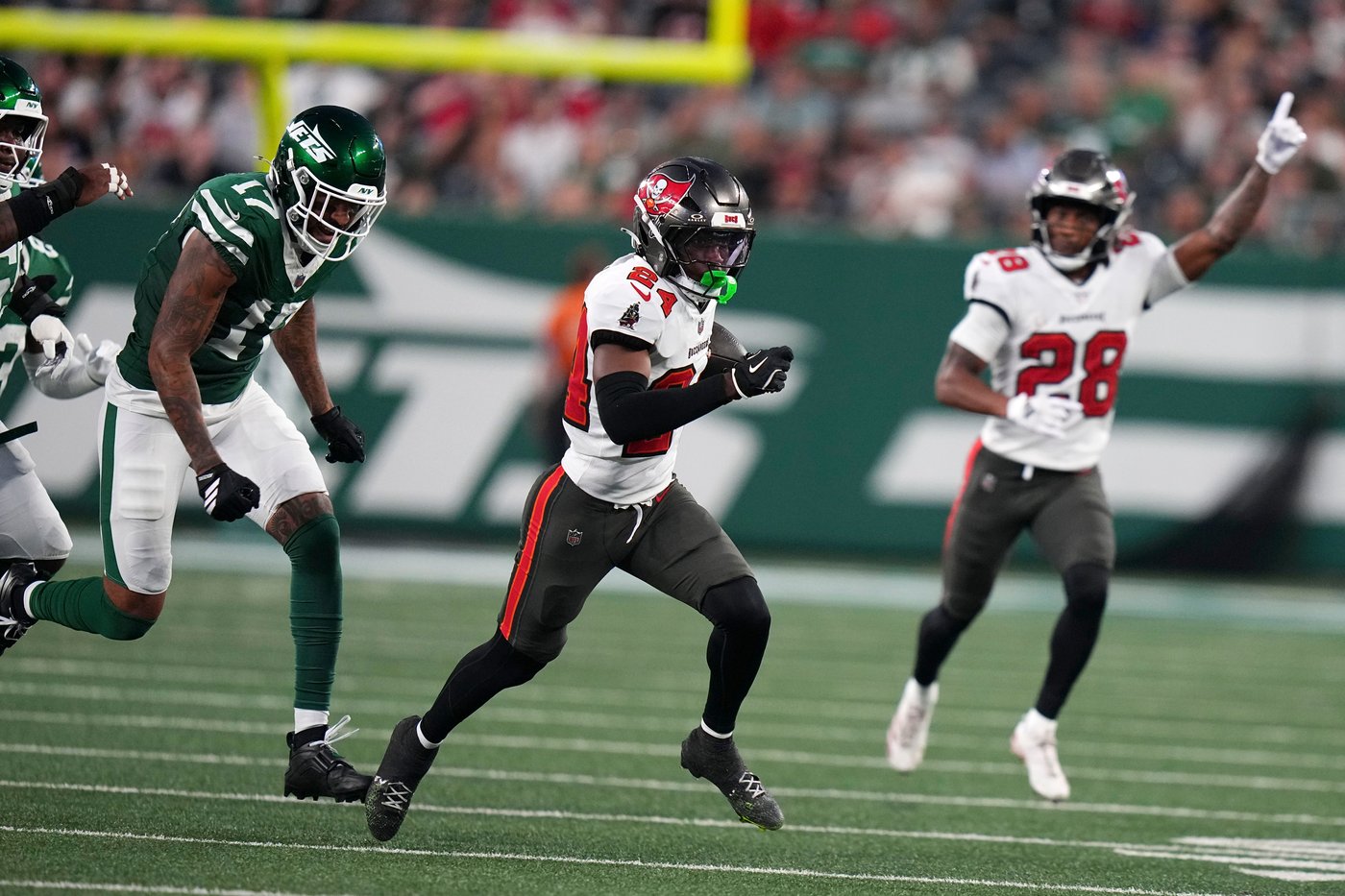 Rookie Cade Klubnik leads 2 scoring drives after Geno Smith is scratched in Jets' 24-16 loss to Bucs | iNFOnews.ca