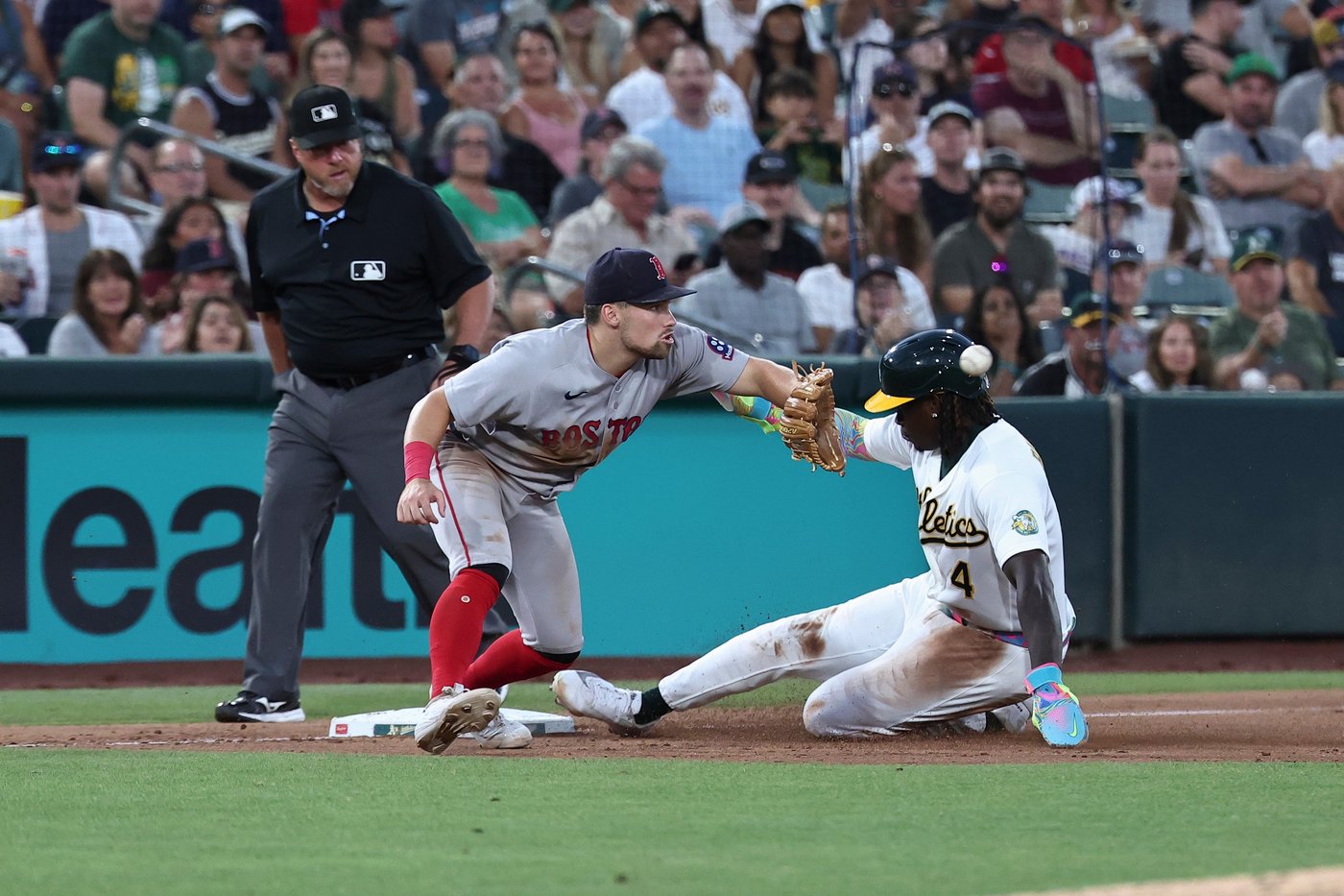 Red Sox hit back-to-back HRs in 8th to beat A's 5-4 | iNFOnews.ca Red Sox hit back-to-back HRs in 8th to beat A's 5-4 | iNFOnews.ca