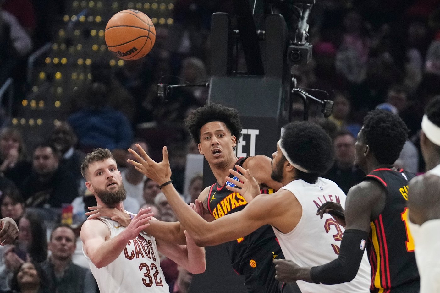 Donovan Mitchell and Evan Mobley help Cavaliers hold off Hawks 122-116 | iNFOnews.ca
