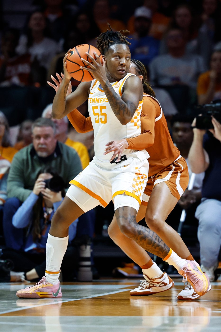 Booker helps No. 4 Texas hold on against No. 22 Tennessee 65-63 | iNFOnews.ca