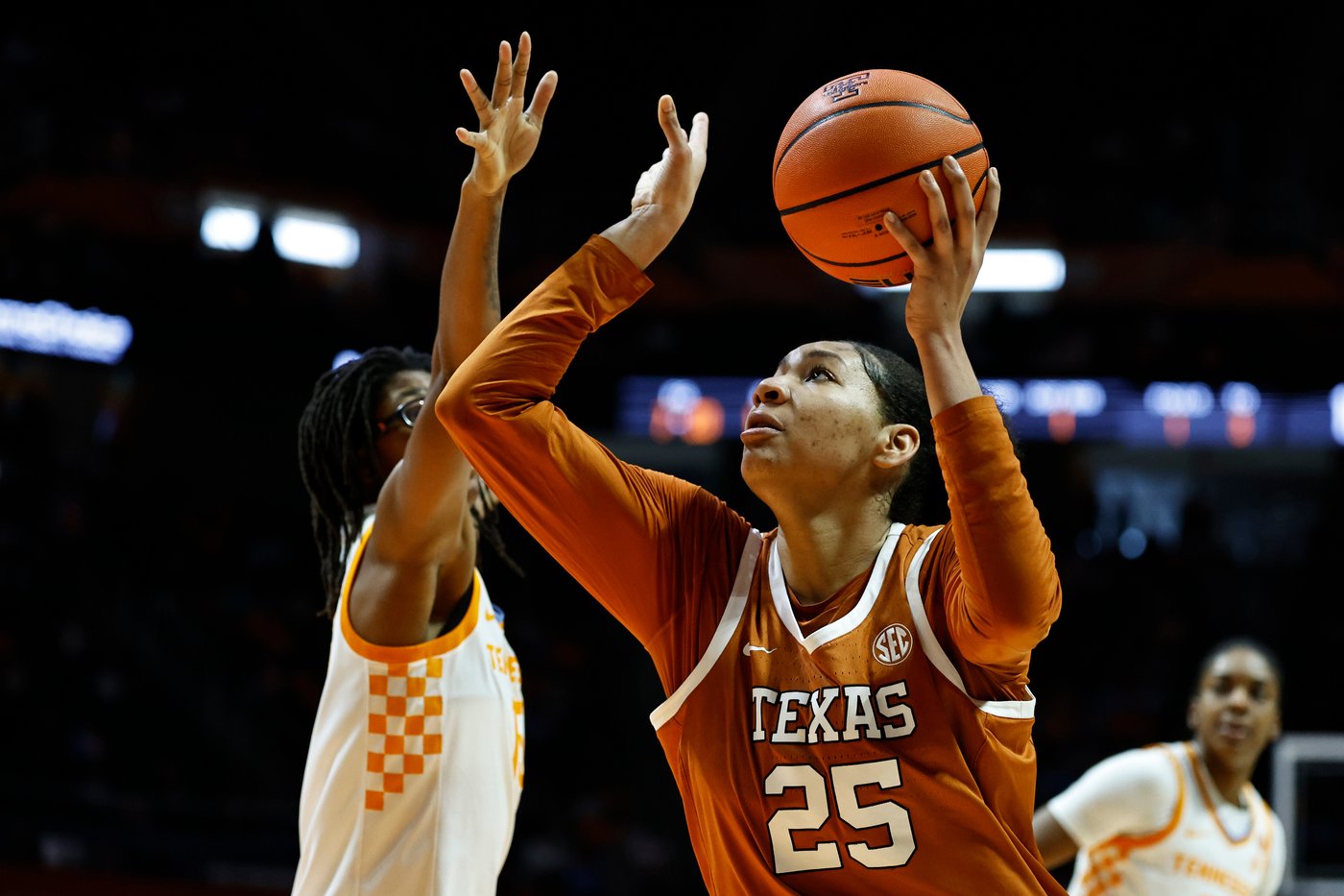 Booker helps No. 4 Texas hold on against No. 22 Tennessee 65-63 | iNFOnews.ca