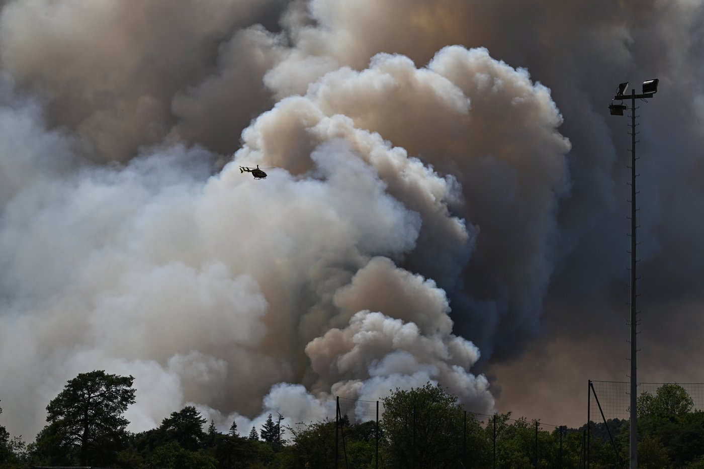 Fire in Fontainebleau forest near Paris triggers evacuations; 10 still missing in Spanish wildfire | iNFOnews.ca