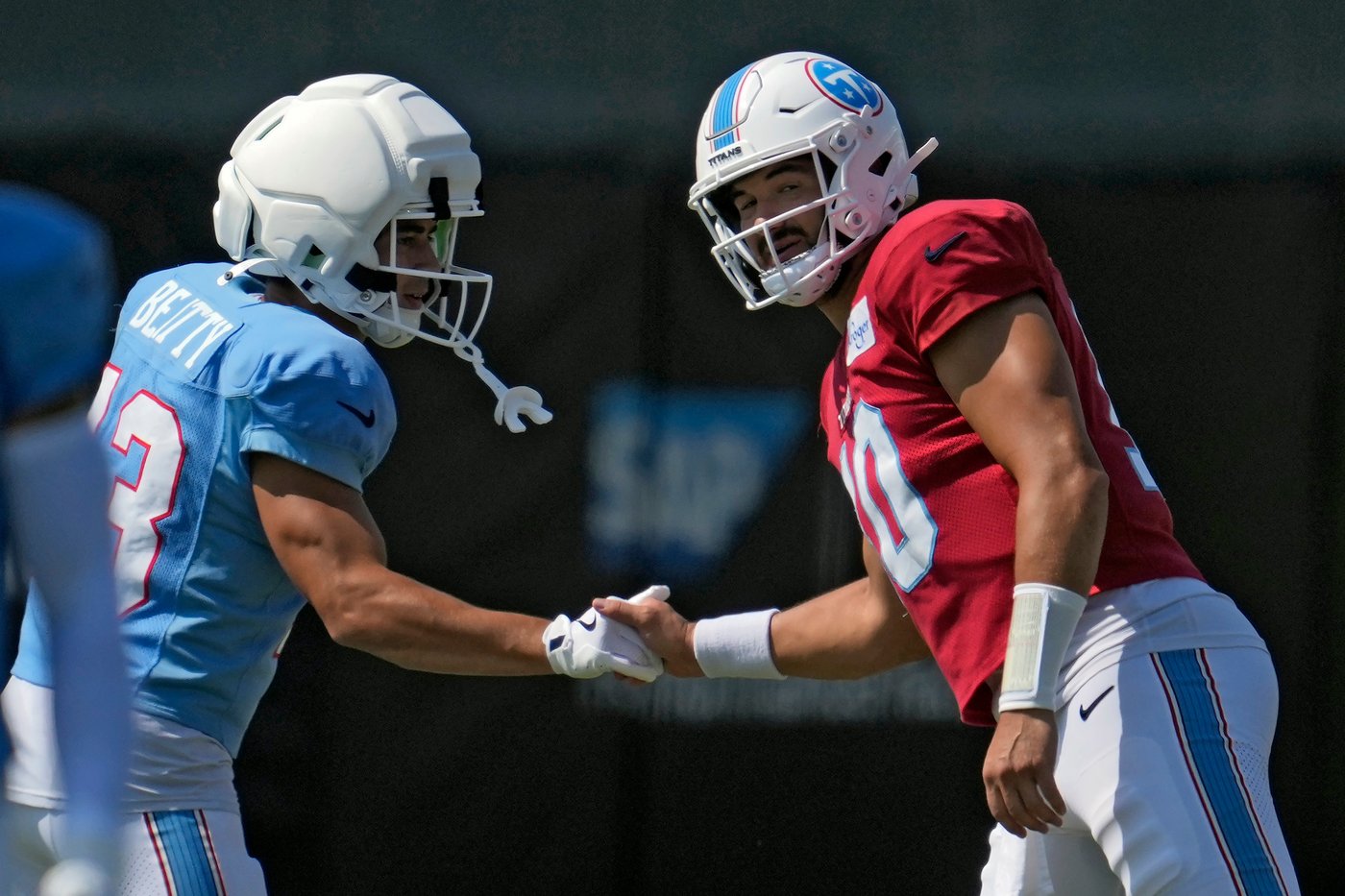 Titans QB Mitchell Trubisky leaves practice early to get his right biceps checked | iNFOnews.ca Titans QB Mitchell Trubisky leaves practice early to get his right biceps checked | iNFOnews.ca