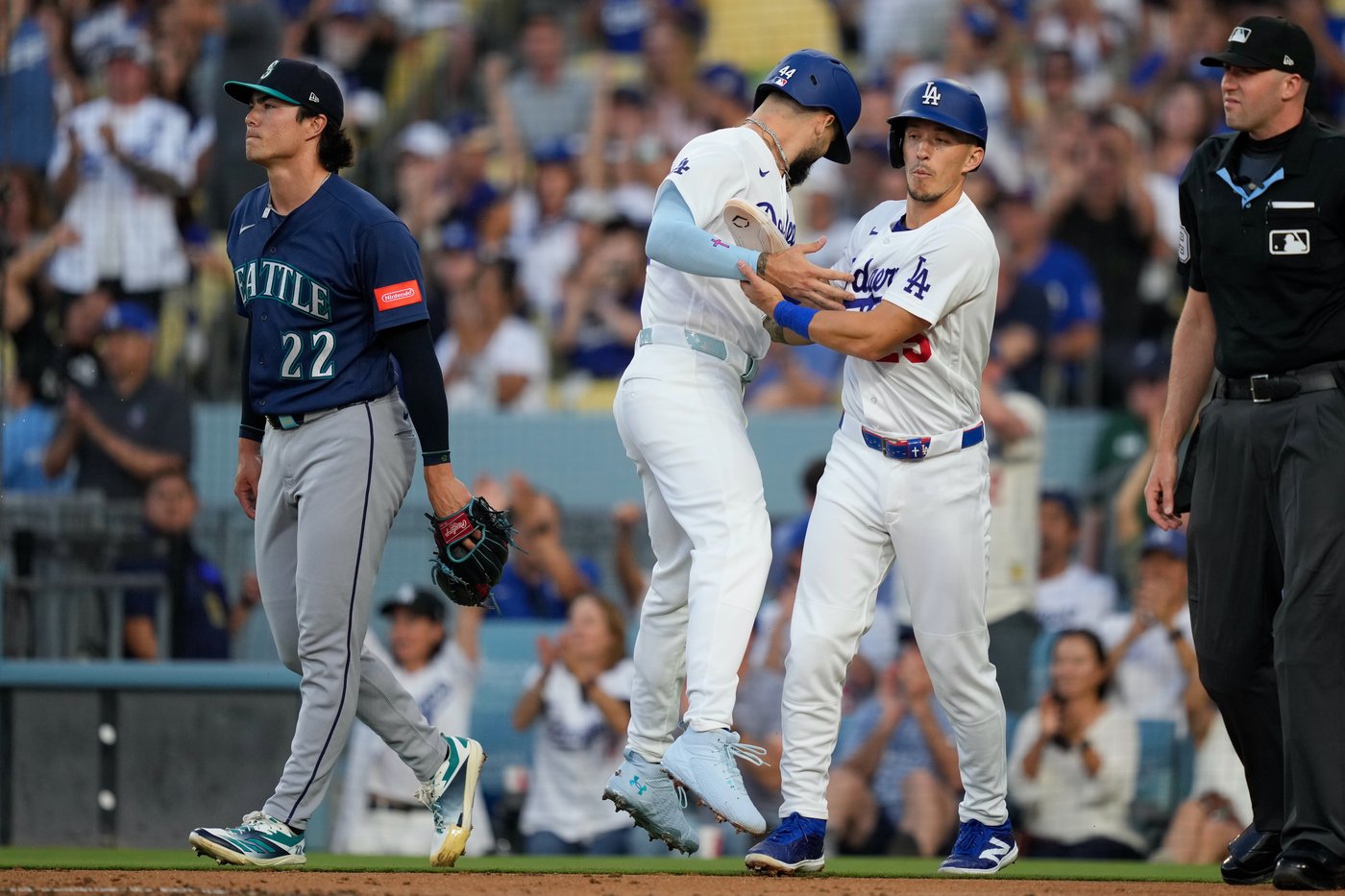Rushing and Hernández go deep as the Dodgers beat the Mariners 6-2 | iNFOnews.ca