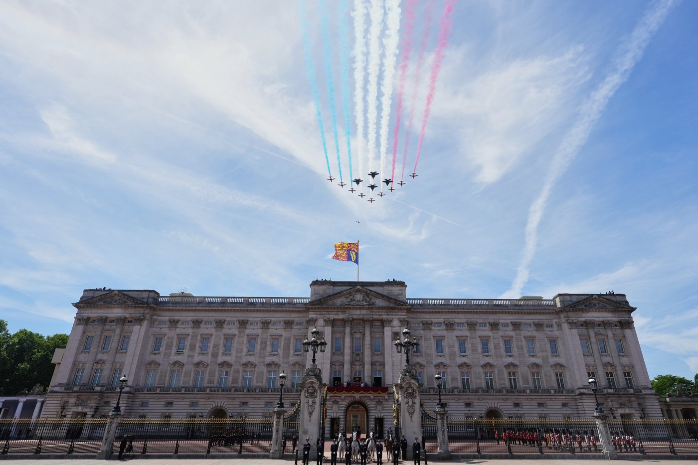 Fotos mostram a família real no desfile Trooping The Color | iNFOnews.ca