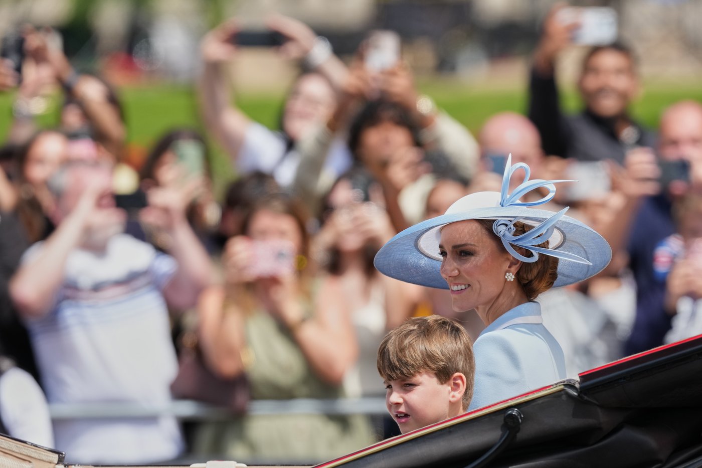 Fotos mostram a família real no desfile Trooping The Color | iNFOnews.ca