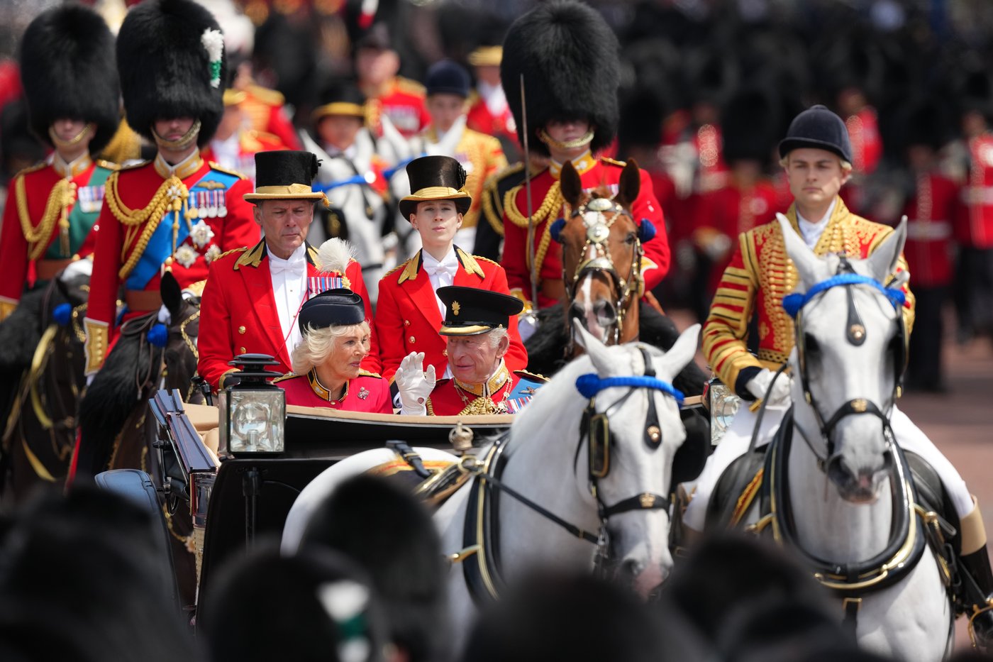 Fotos mostram a família real no desfile Trooping The Color | iNFOnews.ca
