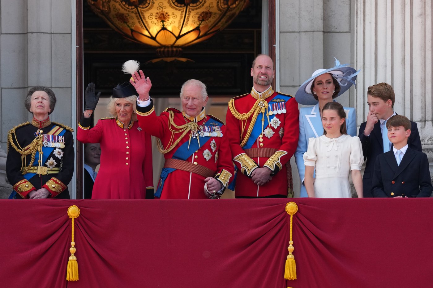 Fotos mostram a família real no desfile Trooping The Color | iNFOnews.ca