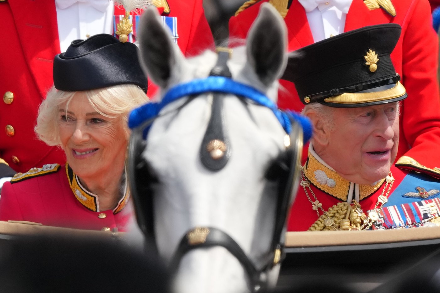 Fotos mostram a família real no desfile Trooping The Color | iNFOnews.ca