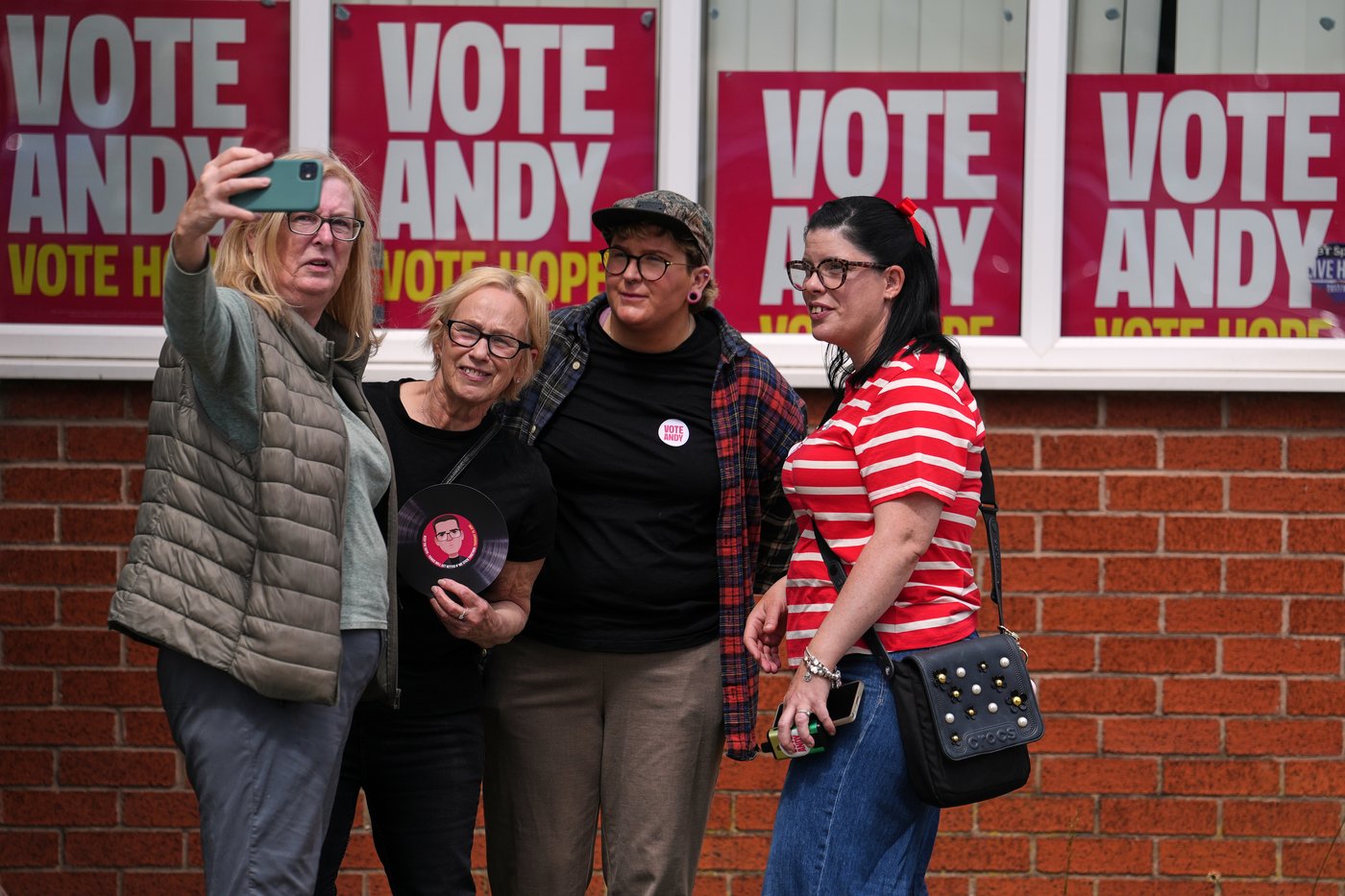 Andy Burnham's resounding win in a special election in Britain, in photos | iNFOnews.ca