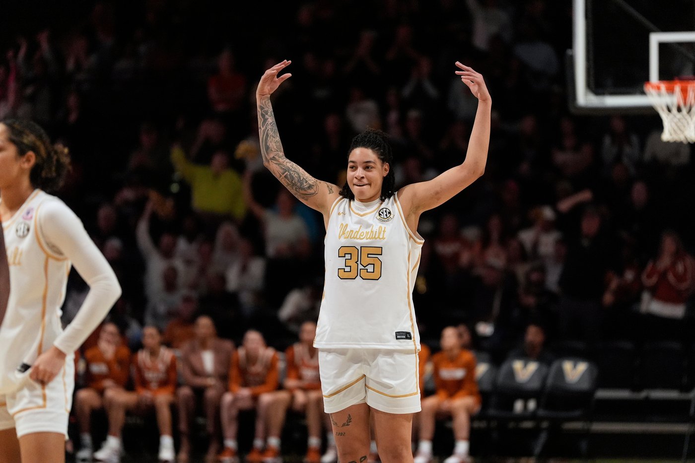Mikayla Blakes scores 34 points to help No. 5 Vanderbilt beat No. 4 Texas 86-70 | iNFOnews.ca