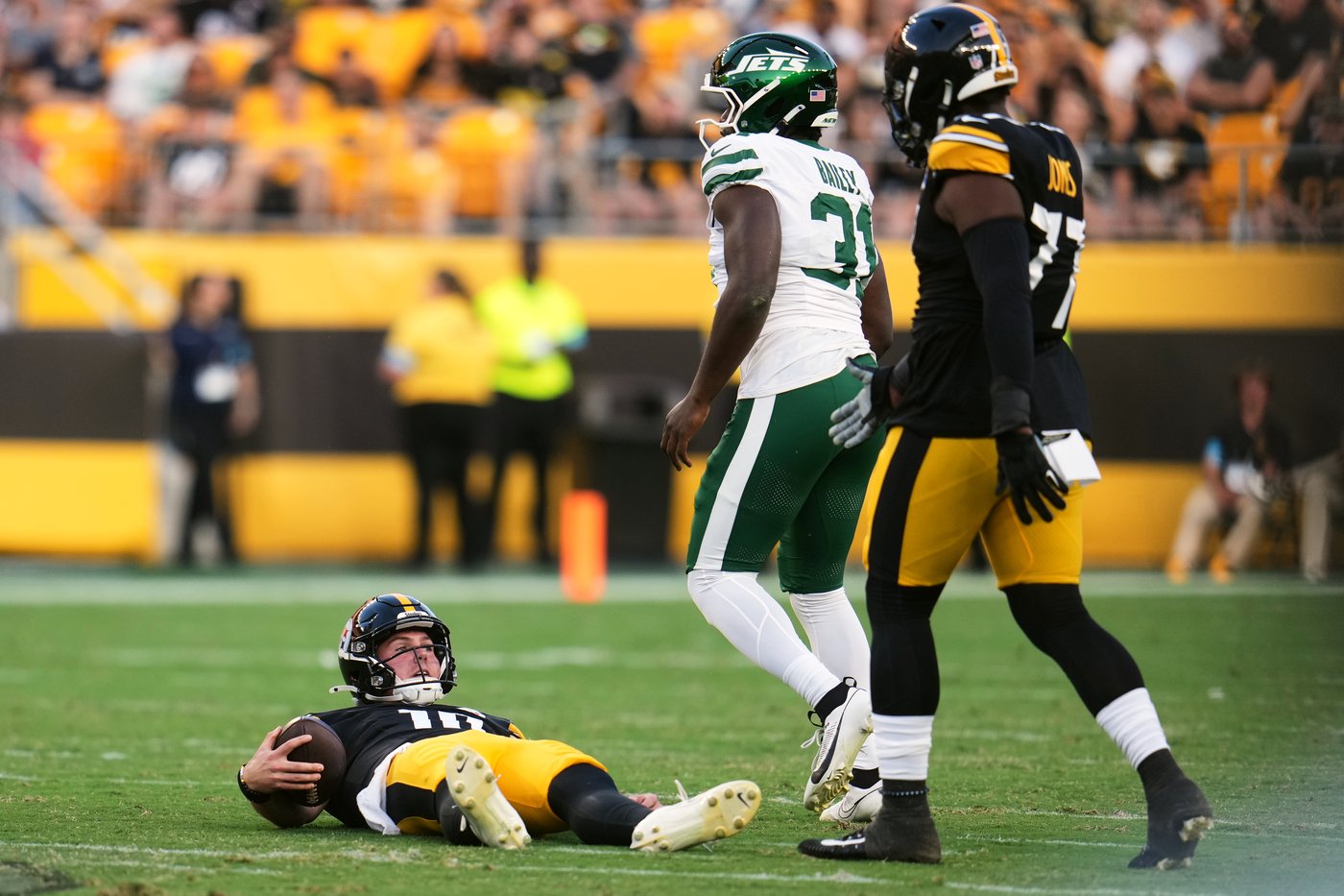 Geno Smith throws a touchdown pass during his 1-drive cameo as Jets top Steelers 17-0 | iNFOnews.ca