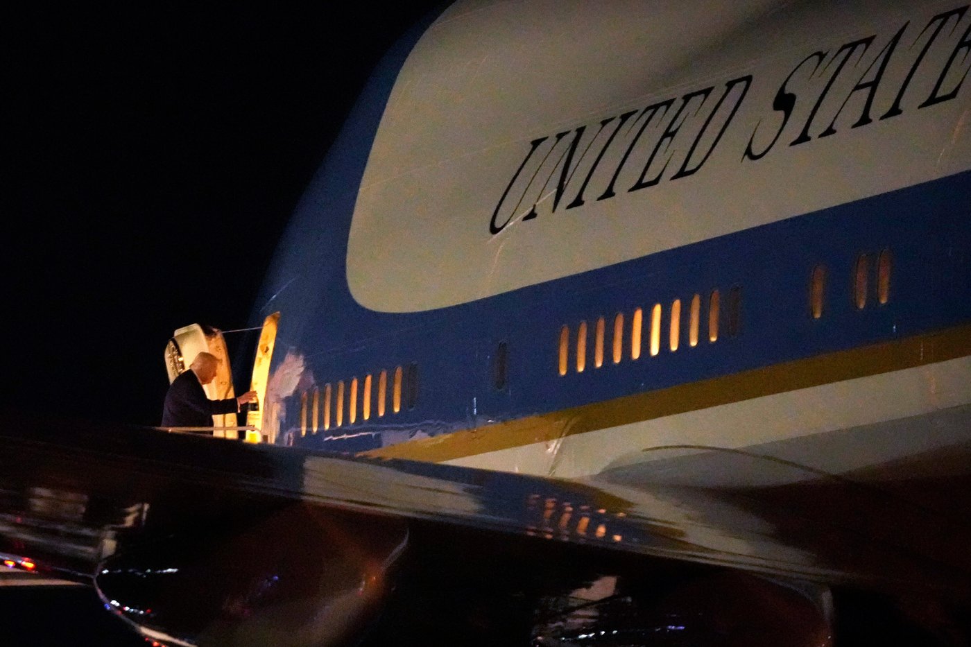 Air Force One will be painted red, white and blue as Trump has hinted, US military says | iNFOnews.ca Air Force One will be painted red, white and blue as Trump has hinted, US military says | iNFOnews.ca