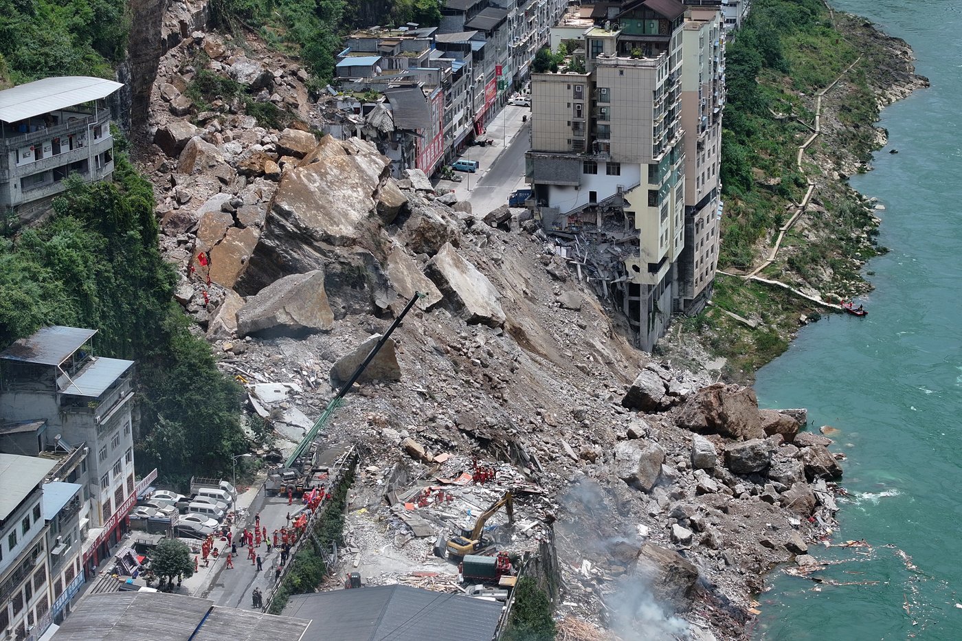 Landslide in southwest China traps people, rescue efforts underway | iNFOnews.ca