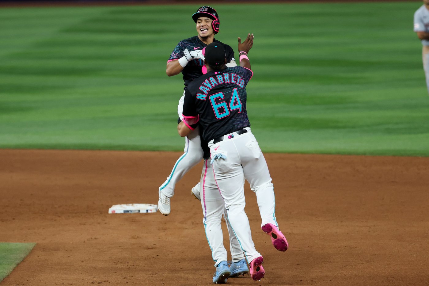Javier Sanoja singles with bases loaded in 9th to give the Marlins a 3-2 win over the Nationals | iNFOnews.ca Javier Sanoja singles with bases loaded in 9th to give the Marlins a 3-2 win over the Nationals | iNFOnews.ca