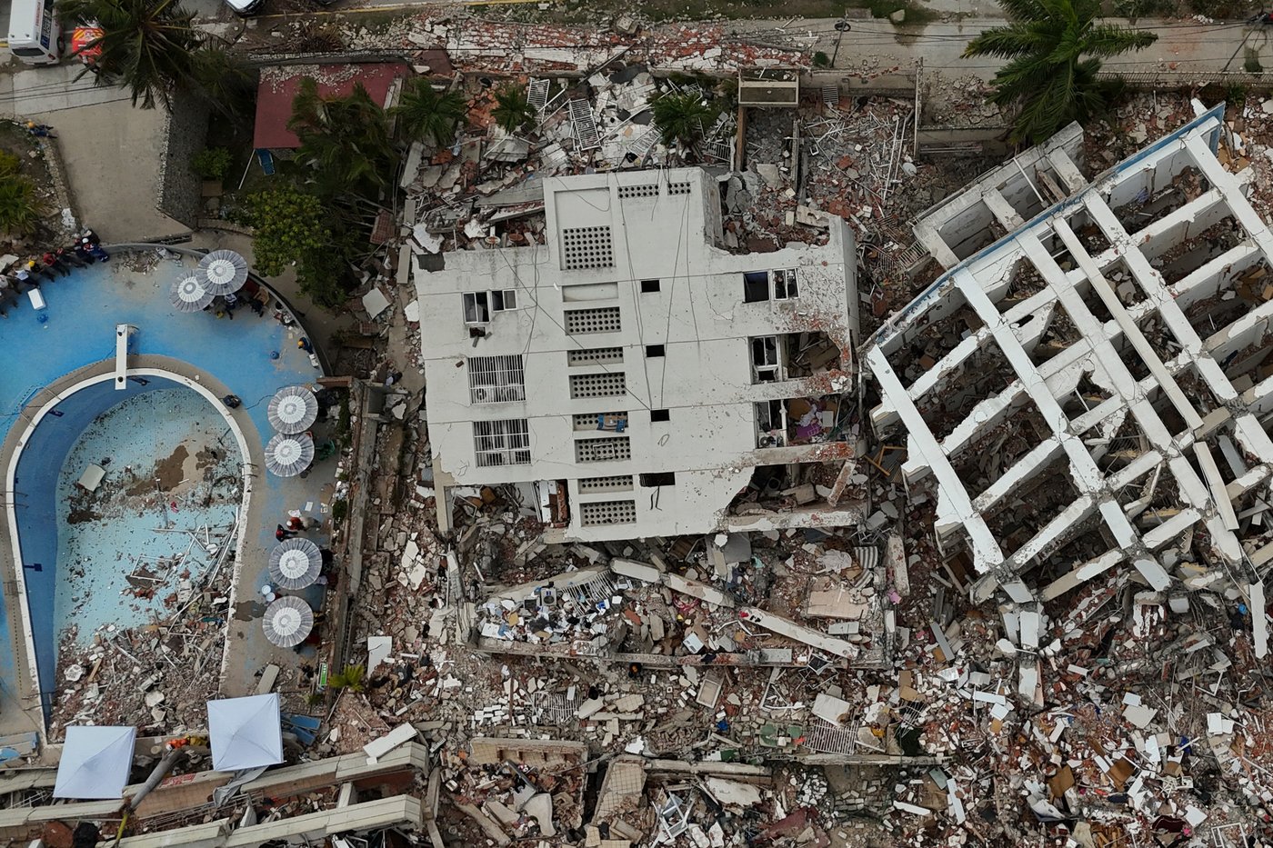 Photos show rescue efforts across earthquake-ravaged Venezuela | iNFOnews.ca