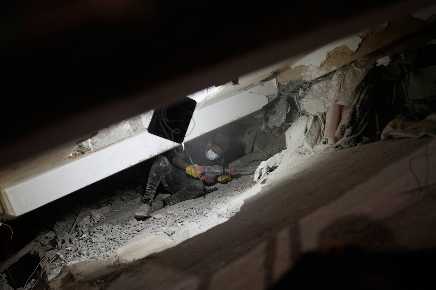 Photos show rescue efforts across earthquake-ravaged Venezuela | iNFOnews.ca