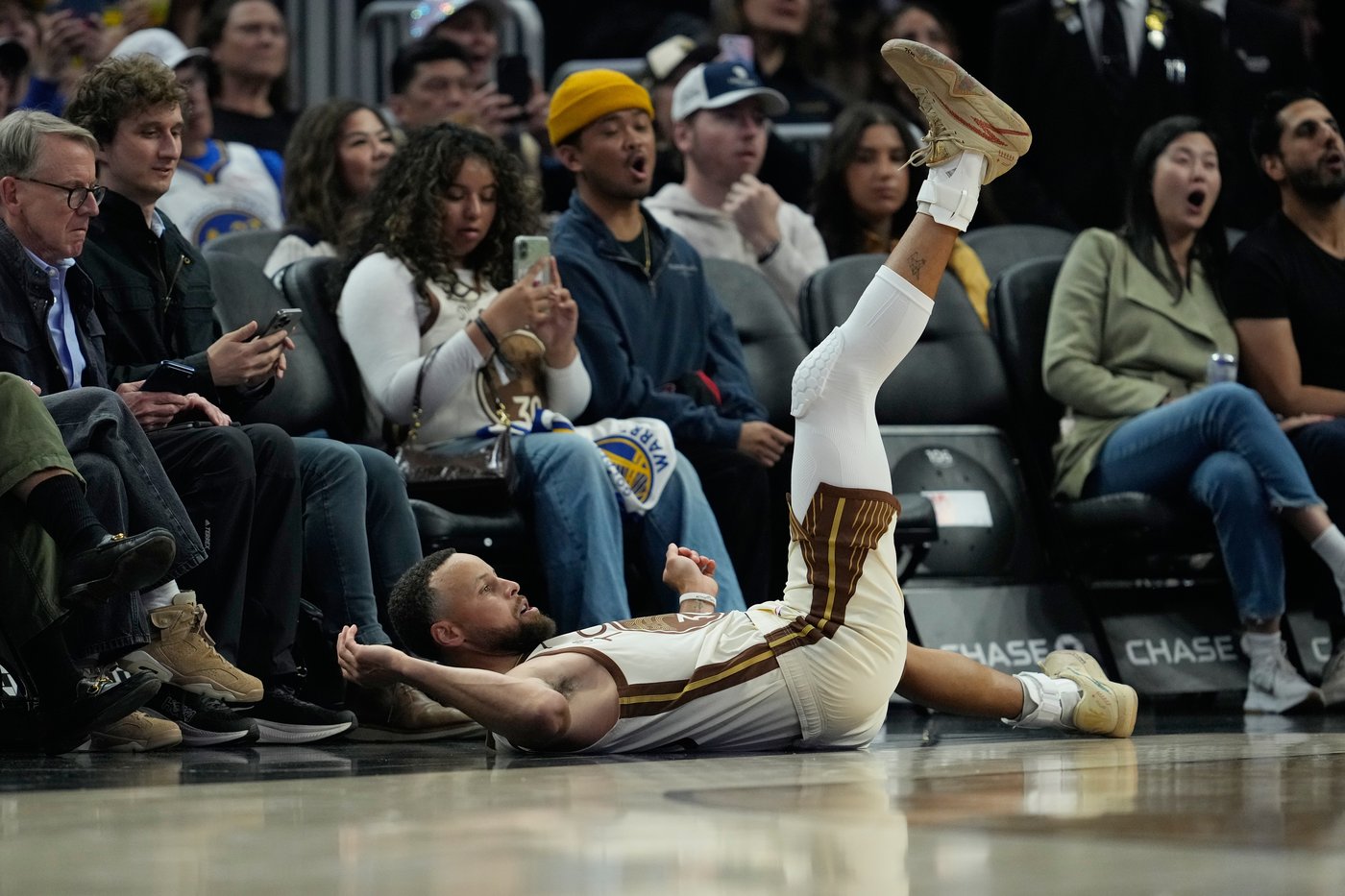 Curry scores 17 points with two 4-point plays in second game back from injury, Warriors beat Kings | iNFOnews.ca