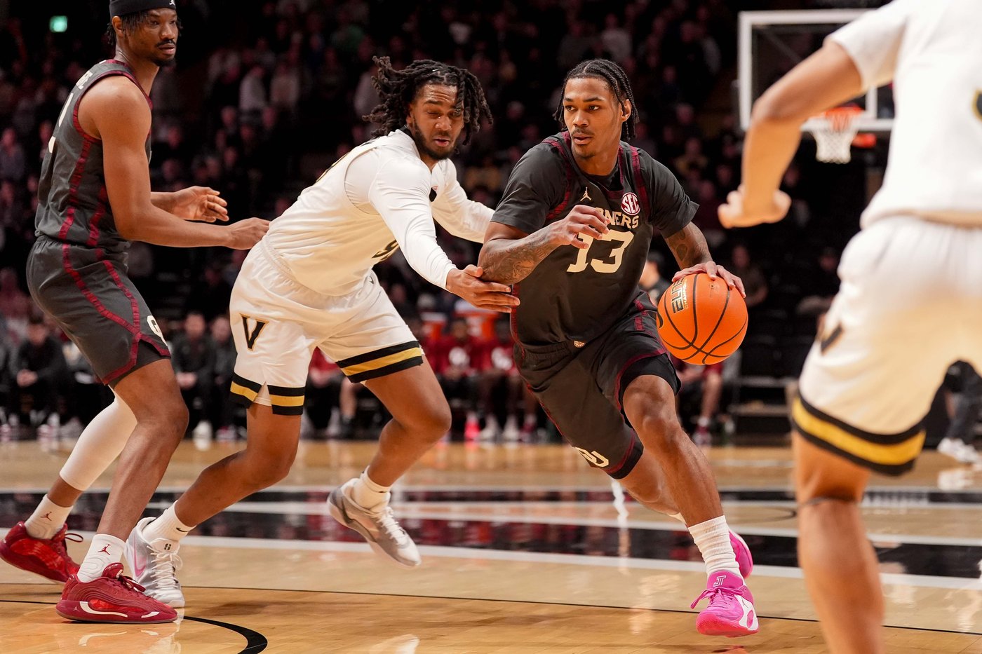 Oklahoma beats No, 15 Vanderbilt 92-91 to snap 9-game losing streak | iNFOnews.ca