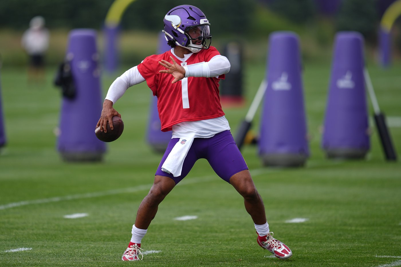 Vikings camp opens with the QBs and their teammates playing it cool over the spotlighted competition | iNFOnews.ca