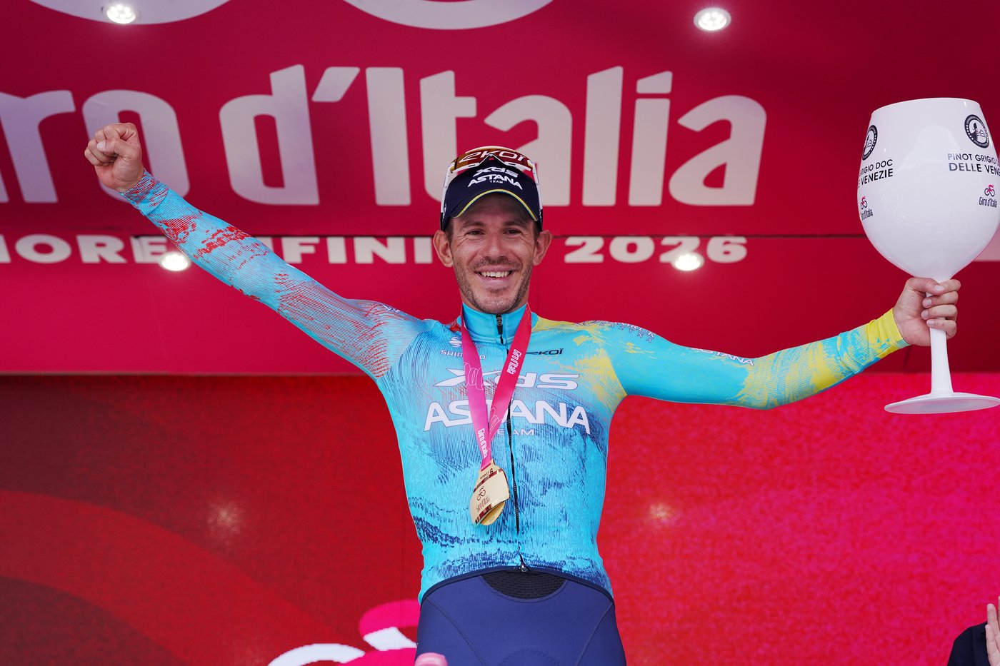 Ballerini dodges a late crash to seize a breakthrough Giro stage win in Naples | iNFOnews.ca