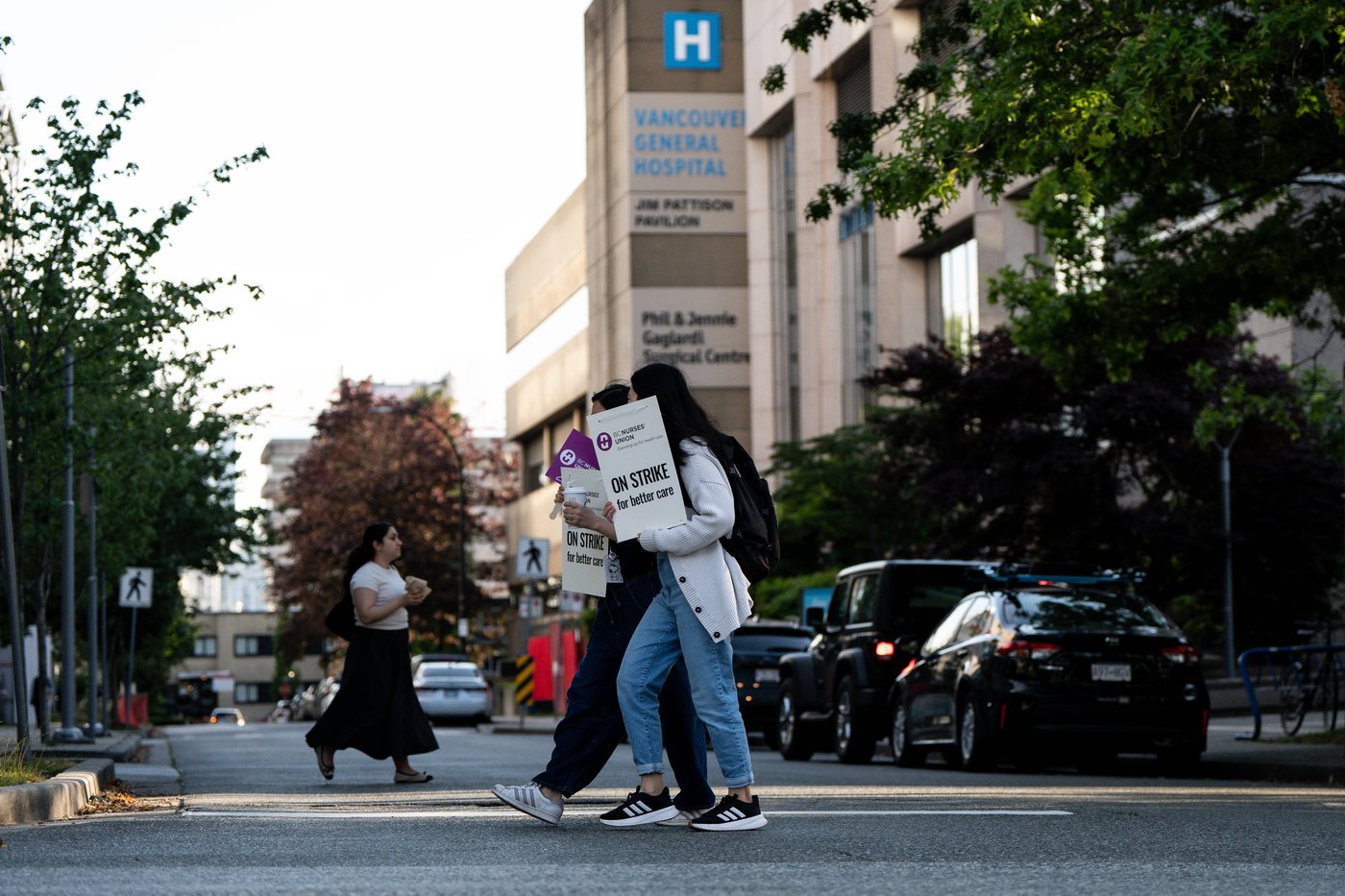B.C. nurses expand pickets and file labour board complaint, citing intimidation | iNFOnews.ca