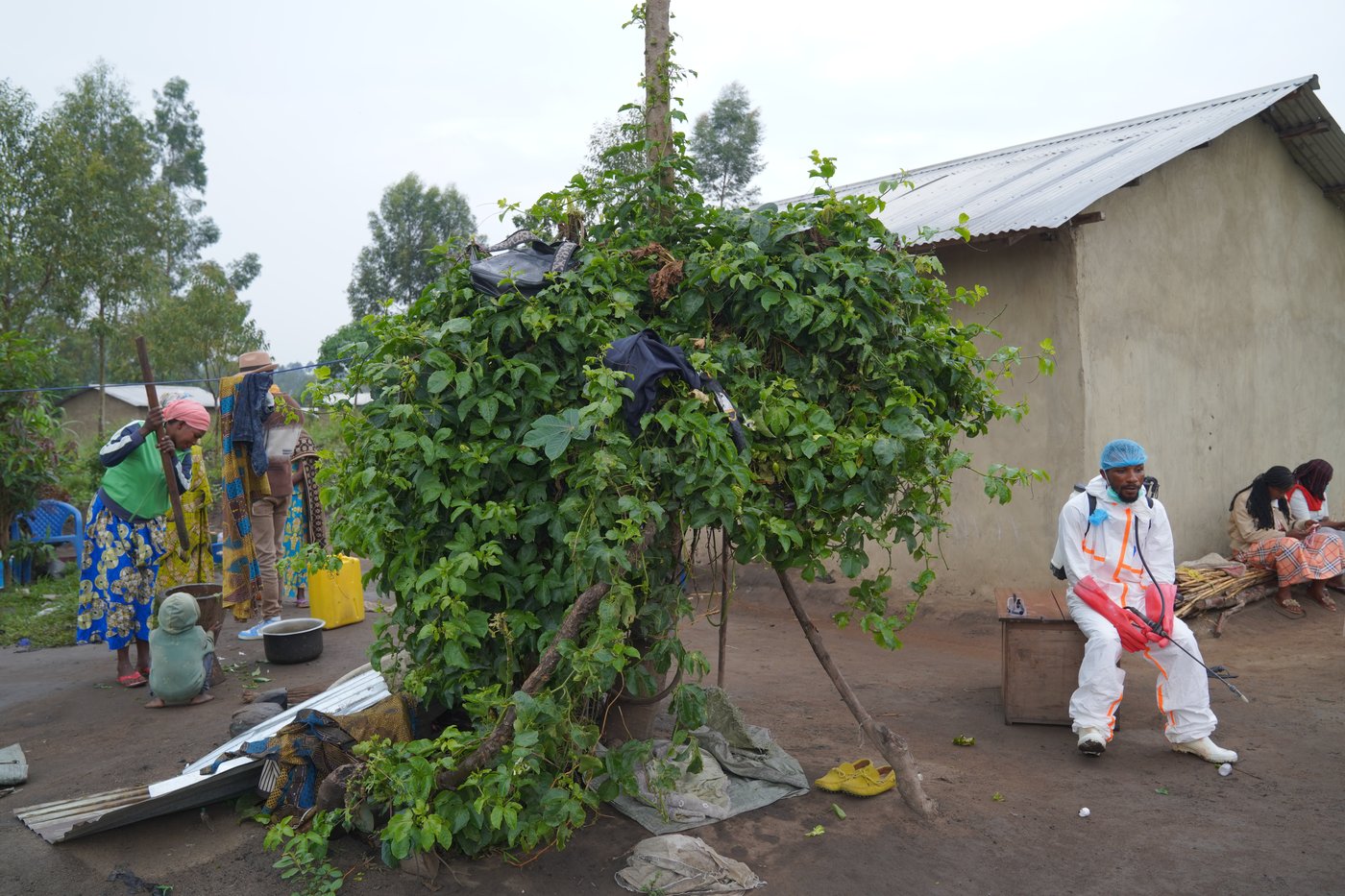 Congo families mourn as Ebola outbreak accelerates, in photos | iNFOnews.ca