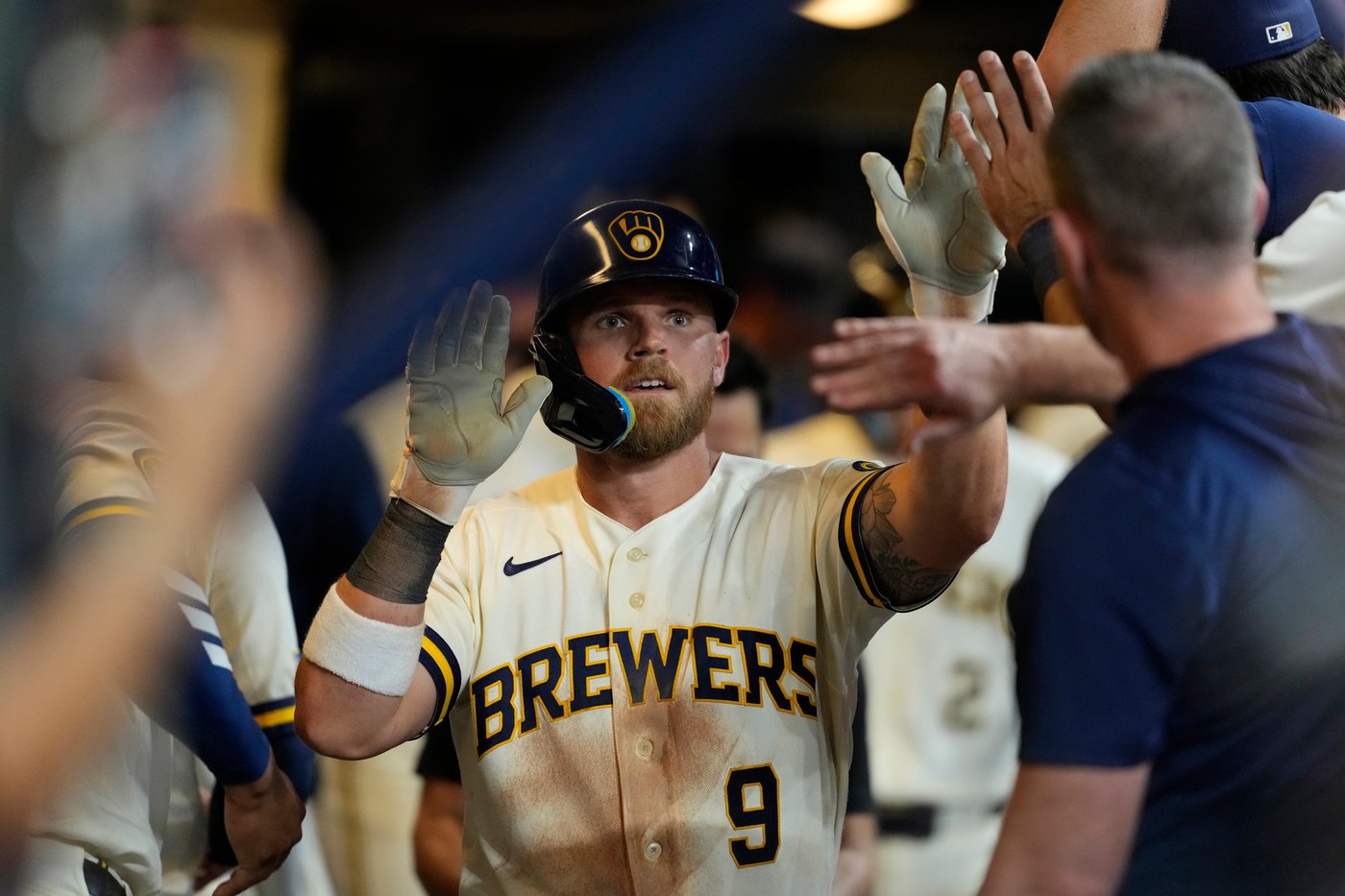 Brewers match baseball's modern-era record for biggest shutout, beating Mariners 22-0 | iNFOnews.ca