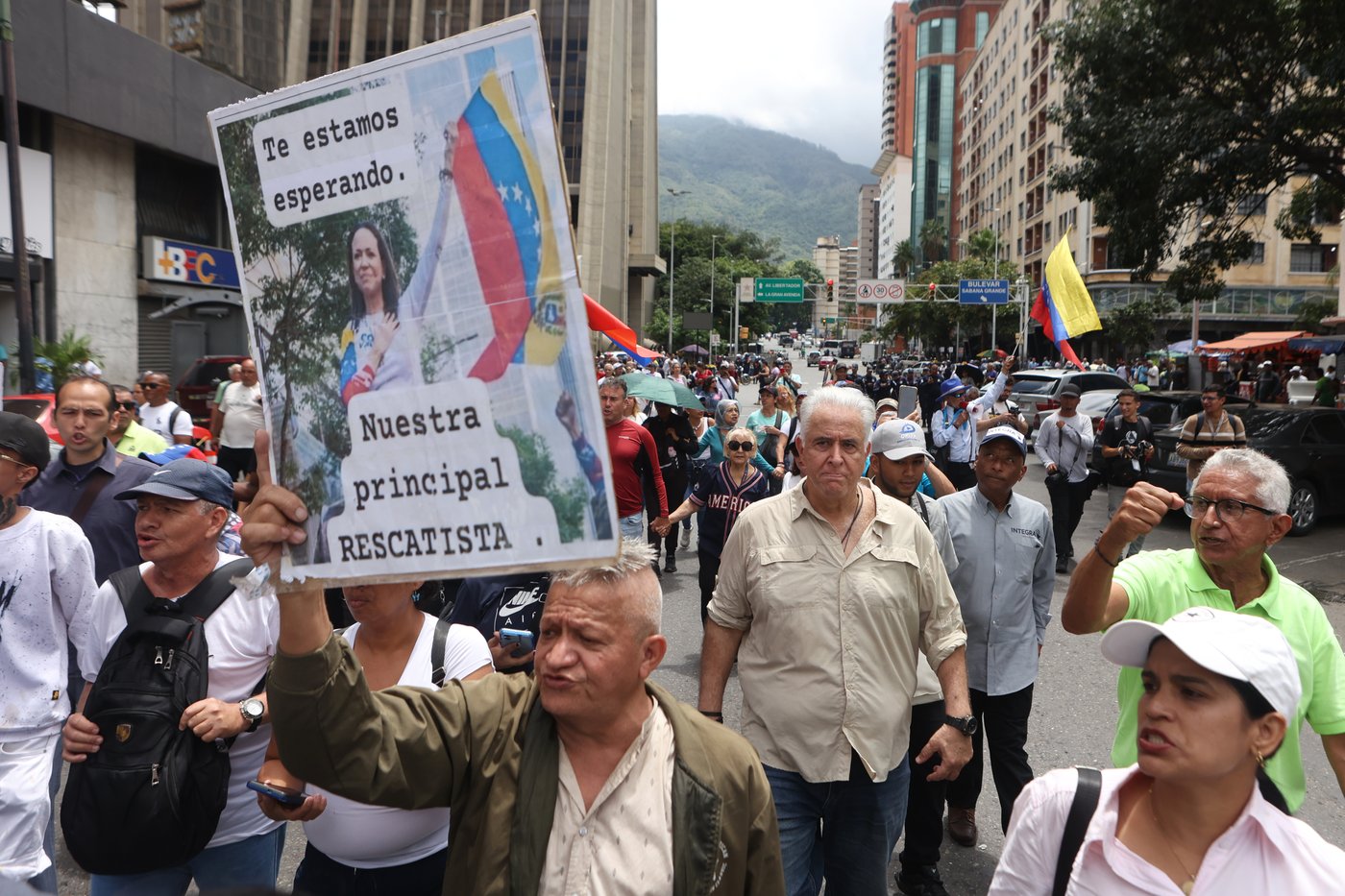 On La Guaira’s beaches, Venezuela quake survivors improvise showers and toilets amid water shortages | iNhome