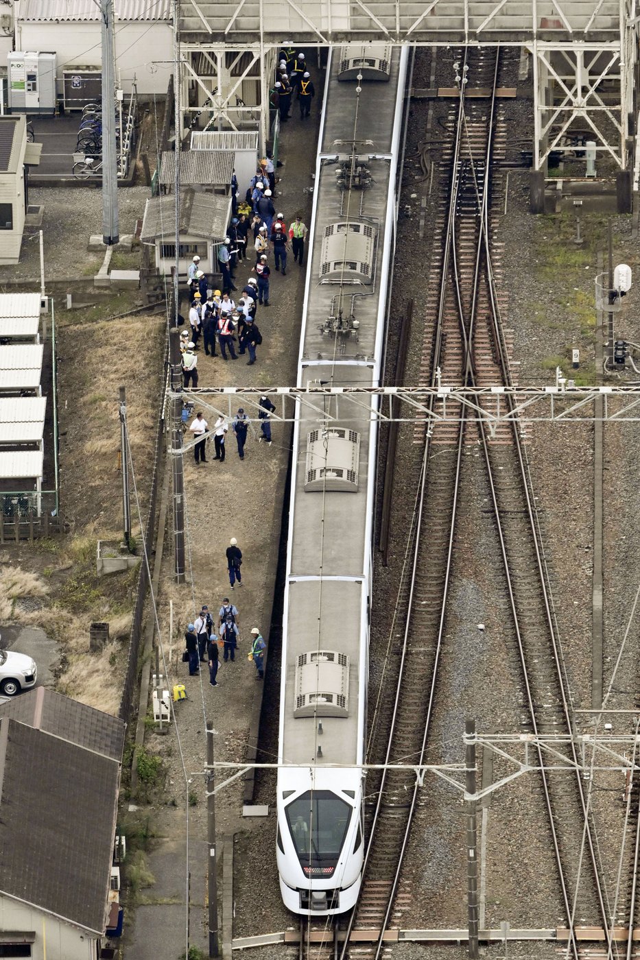 Express train hits and kills 4 workers at a railway station in Japan | iNwheels Express train hits and kills 4 workers at a railway station in Japan | iNwheels