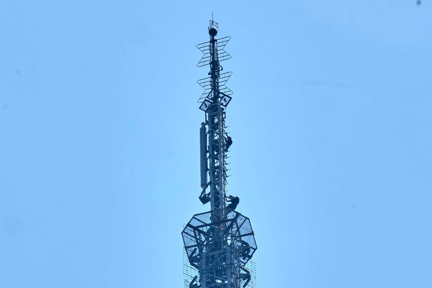 Climber couple arrested after scaling Empire State Building antenna for apparent marriage proposal | iNFOnews.ca Climber couple arrested after scaling Empire State Building antenna for apparent marriage proposal | iNFOnews.ca