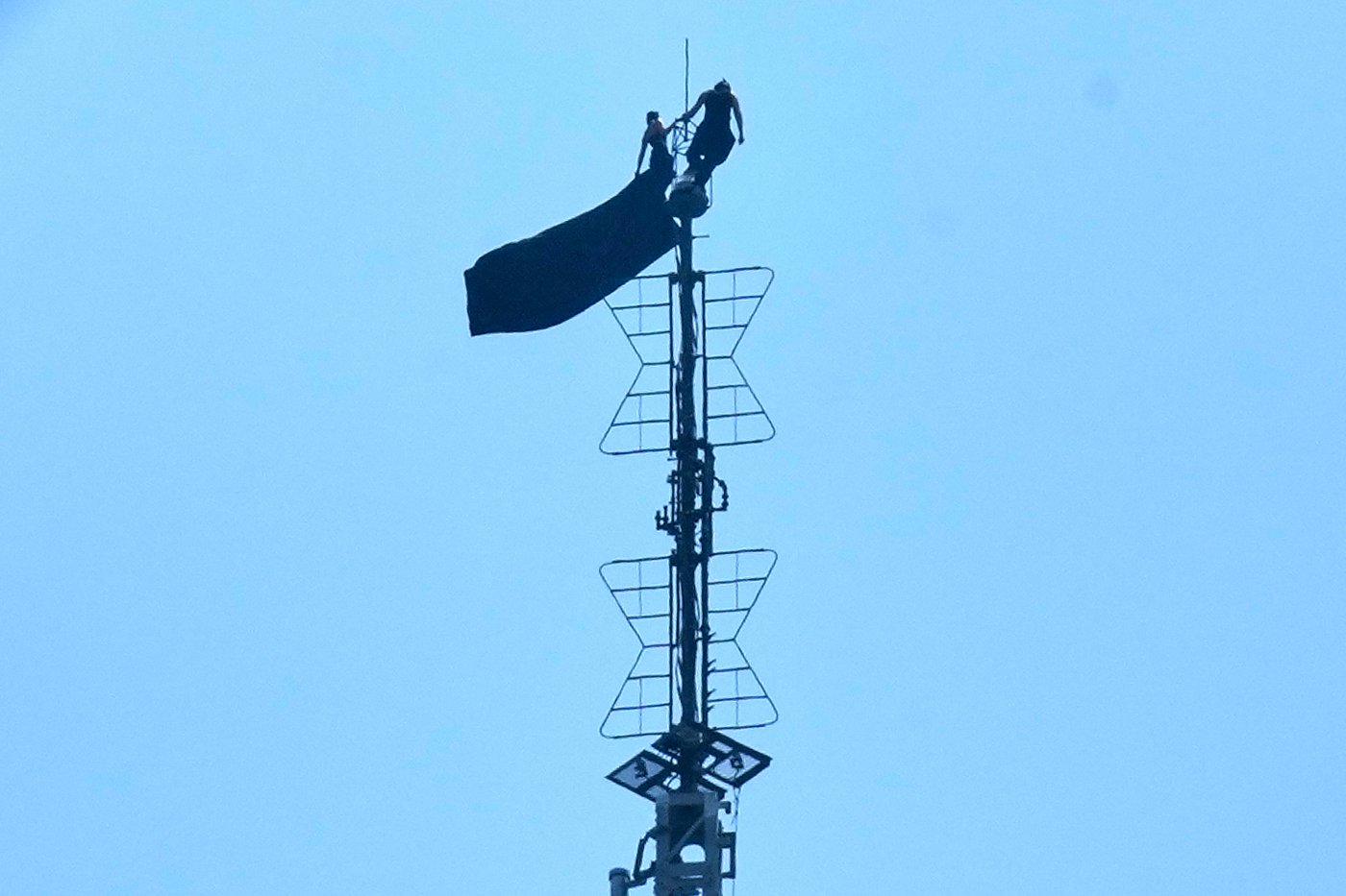 Climber couple arrested after scaling Empire State Building antenna for apparent marriage proposal | iNFOnews.ca Climber couple arrested after scaling Empire State Building antenna for apparent marriage proposal | iNFOnews.ca