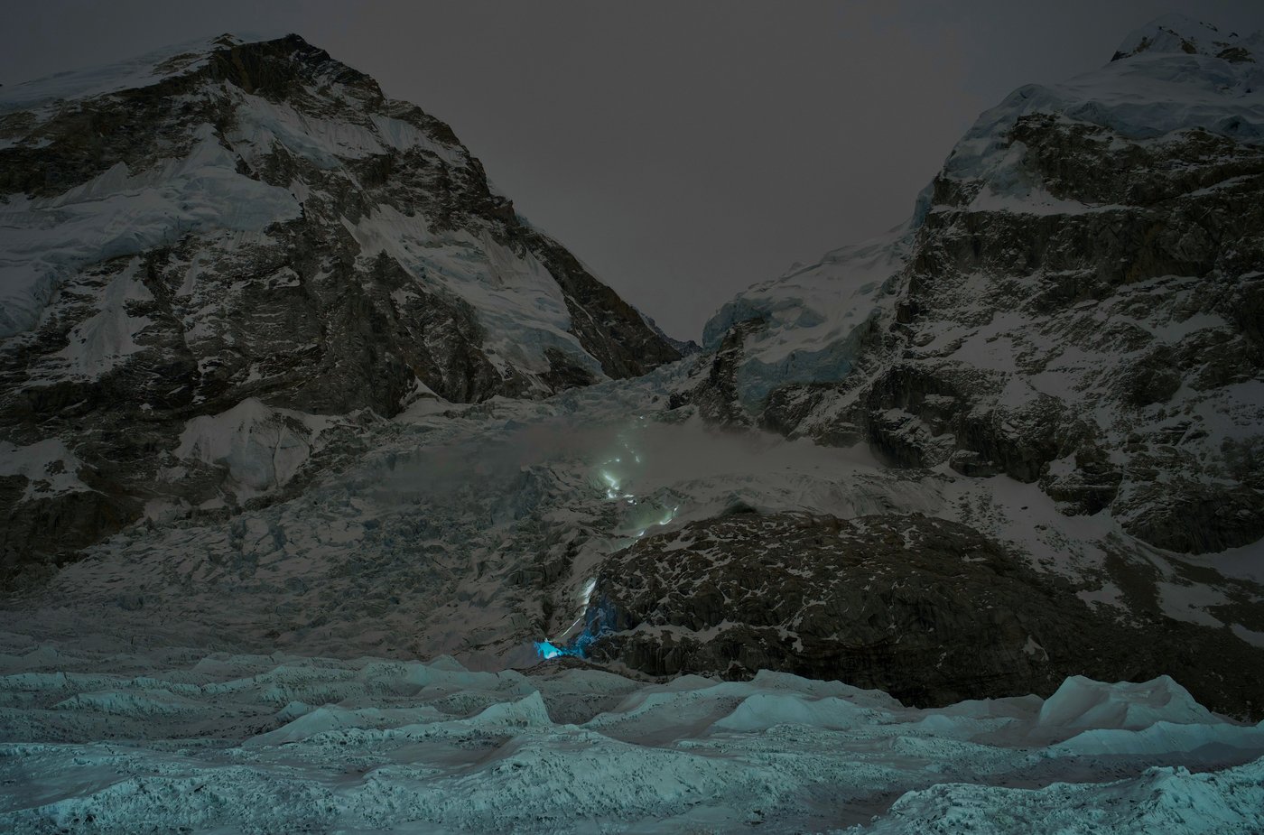 Photos show climbers attempting to scale Mount Everest despite increasing challenges | iNFOnews.ca