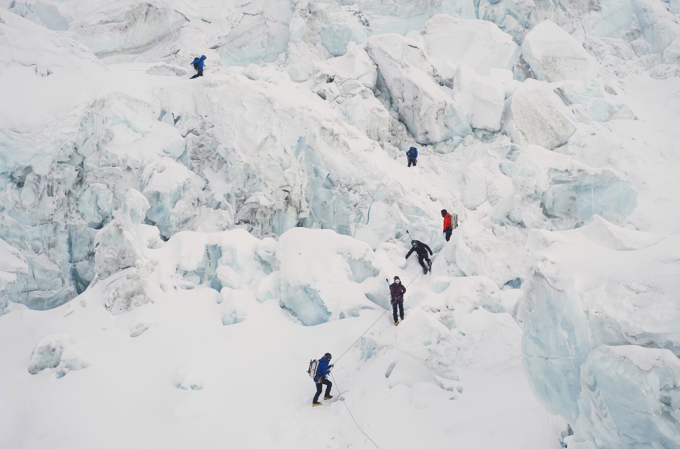 Photos show climbers attempting to scale Mount Everest despite increasing challenges | iNFOnews.ca