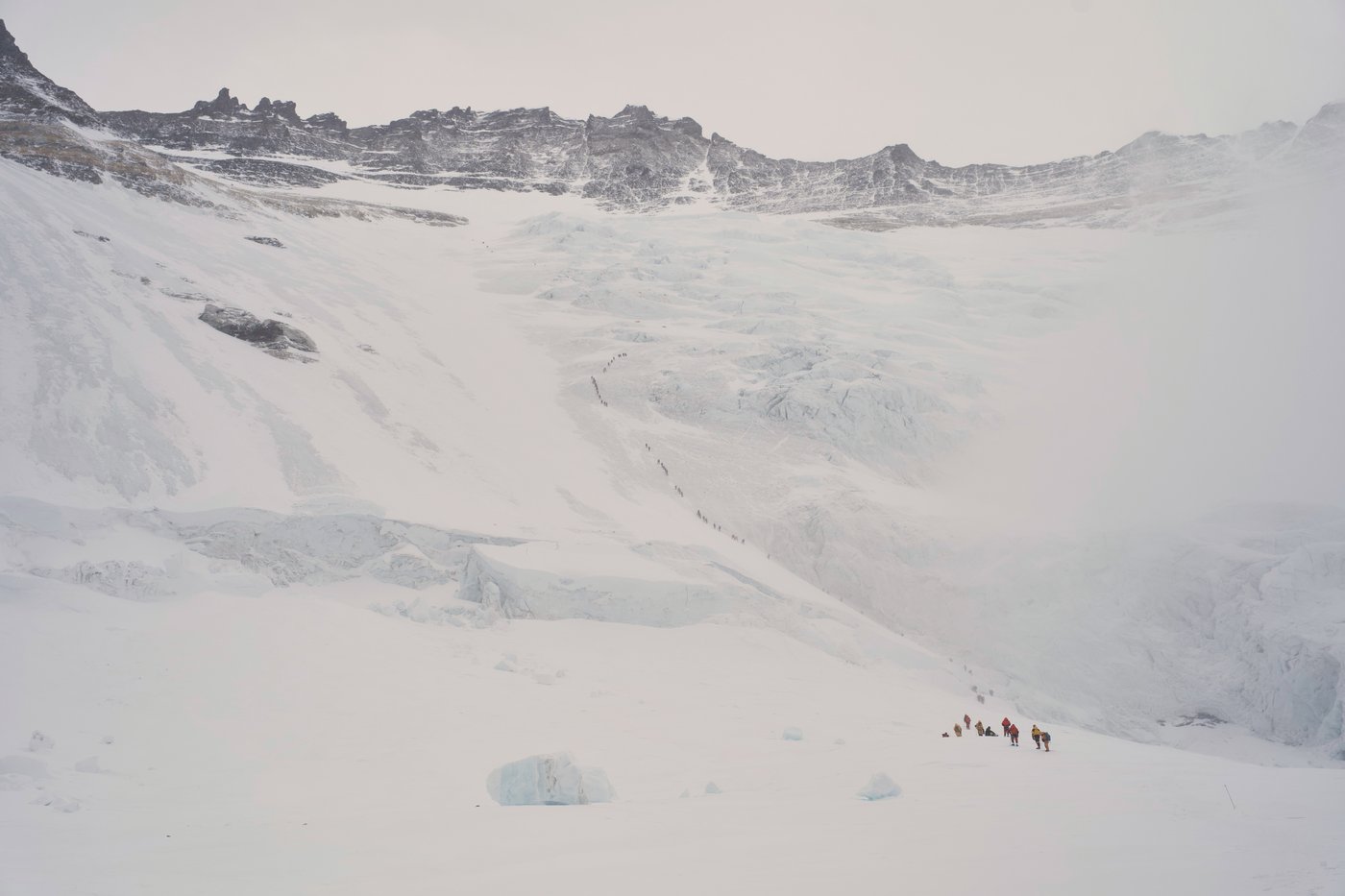 Photos show climbers attempting to scale Mount Everest despite increasing challenges | iNFOnews.ca