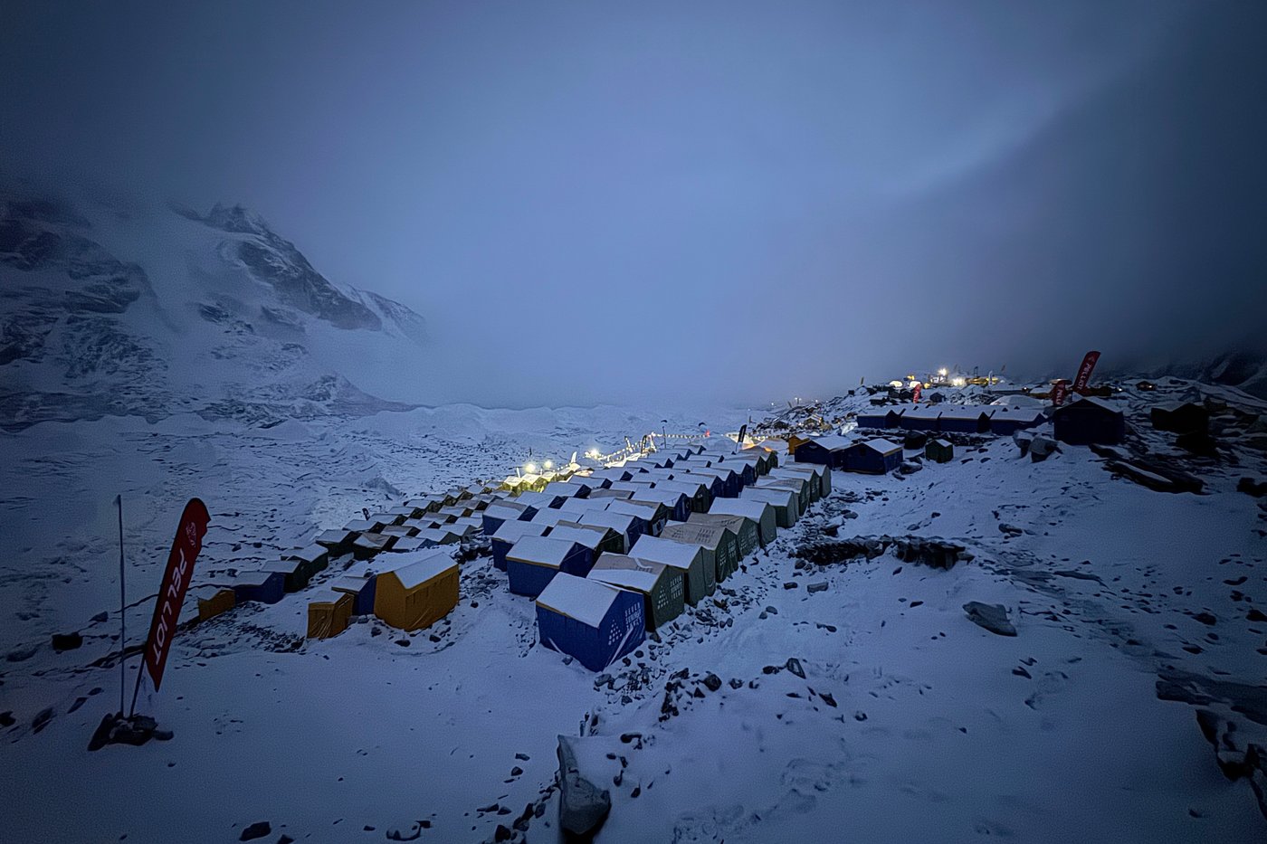 Photos show climbers attempting to scale Mount Everest despite increasing challenges | iNFOnews.ca