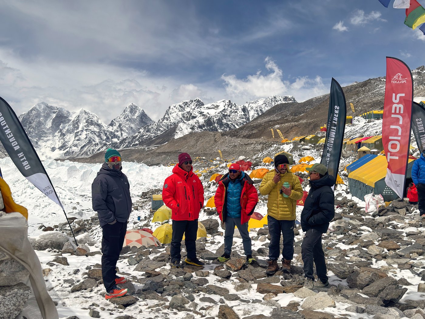 Photos show climbers attempting to scale Mount Everest despite increasing challenges | iNFOnews.ca