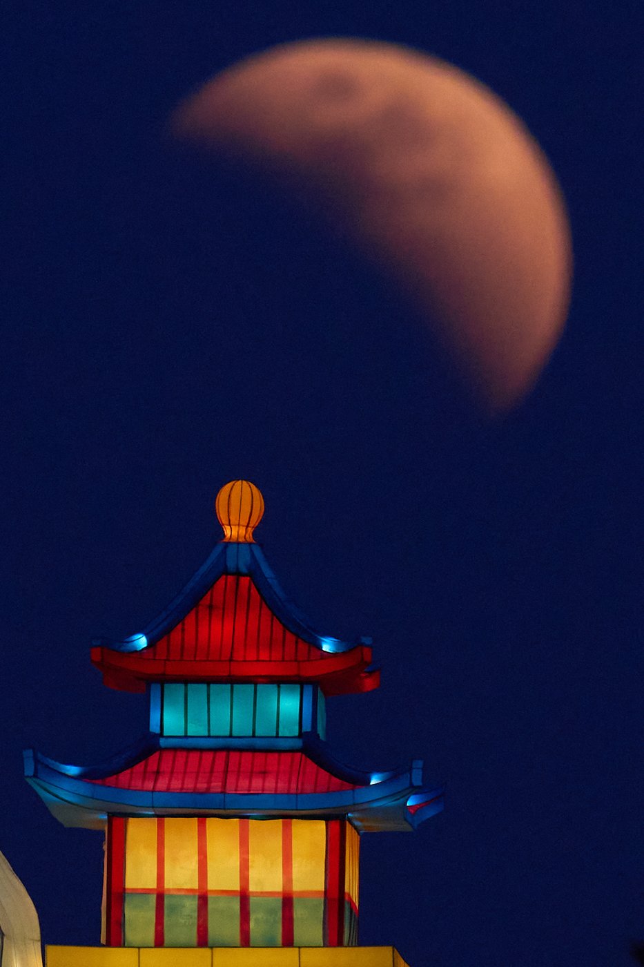 See the world in vertical: Top photos by AP photojournalists | iNFOnews.ca