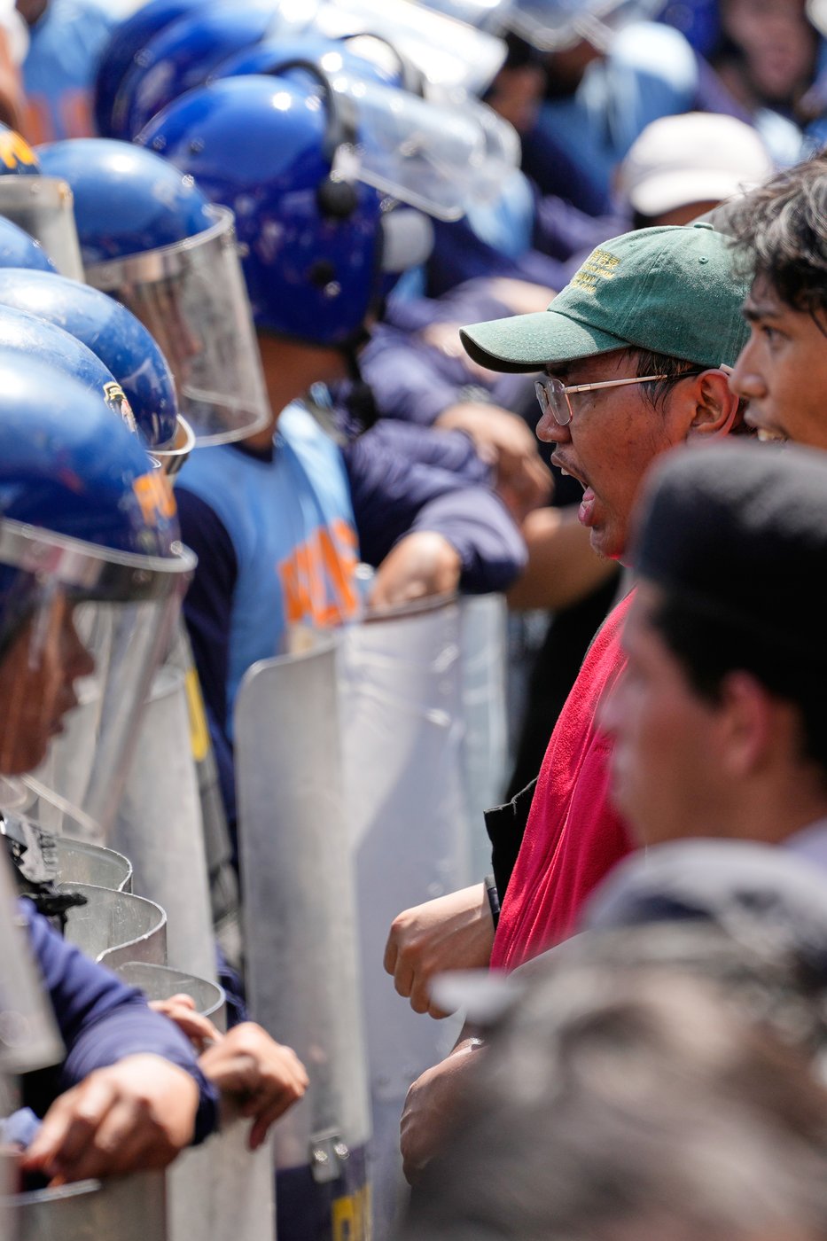 See the world in vertical: Top photos by AP photojournalists | iNFOnews.ca