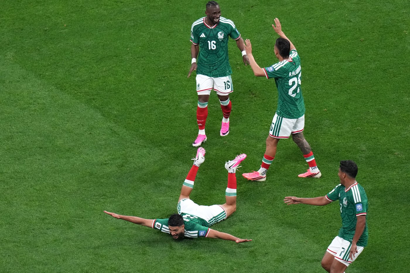 Mexico ends a 40-year knockout drought, beats Ecuador 2-0 to reach the round of 16 | iNFOnews.ca