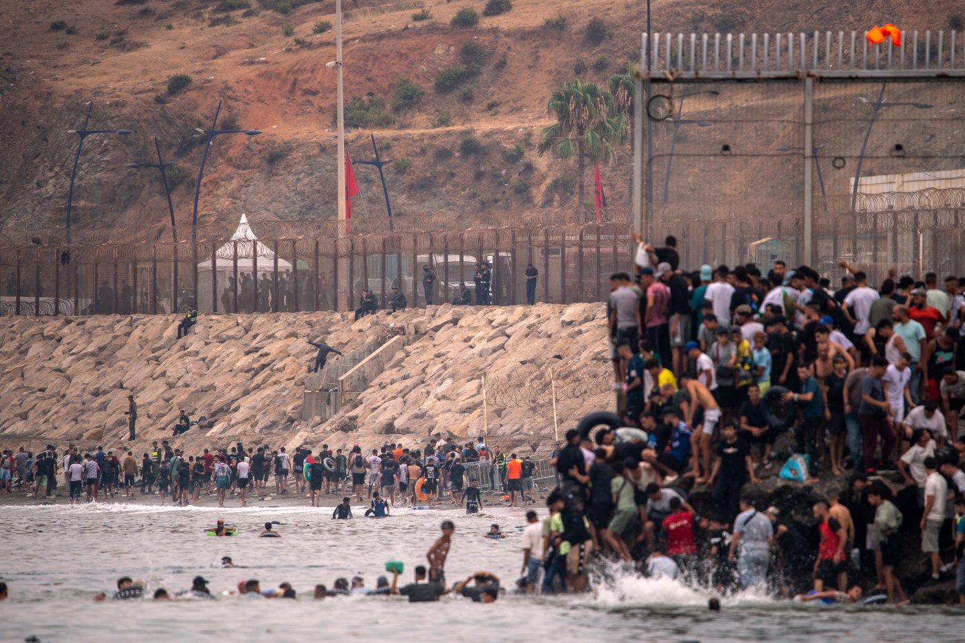 Migrants cross into Spain’s Ceuta enclave from Morocco, in photos | iNFOnews.ca
