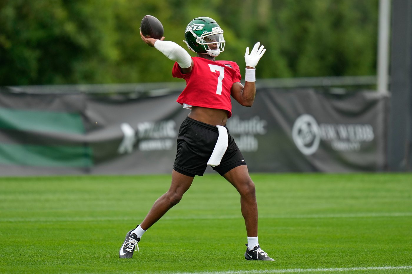 Geno Smith’s red, sun glare-tackling contacts are a sight to see at Jets camp | iNFOnews.ca