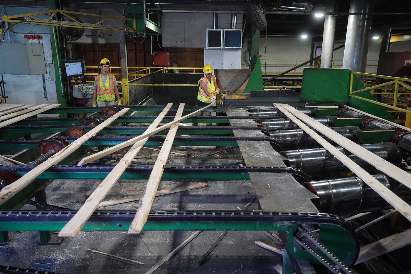 Experts warn Trump may be driving wedges between provinces with threatened tariffs | iNFOnews.ca